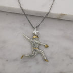 Бейзбол – Мъжки спортен медальон за бейзболист питчър от сребро 925 с частично позлатено покритие – Ръчно изработено бижу талисман – Идеален подарък за спортисти, треньори и фенове – SSJ