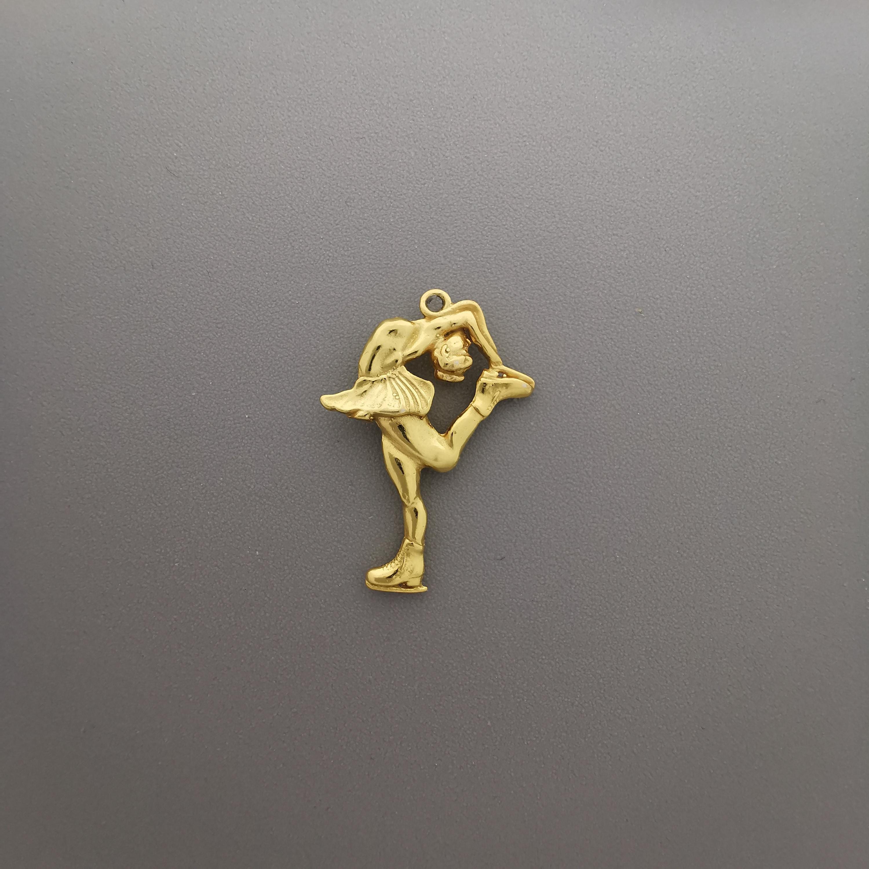 Фигурно пързаляне (Биелманов пирует) – Дамски спортен медальон от сребро 925 с позлатено покритие – Ръчно изработено спортно бижу – Идеален подарък за жена, фенка на фигурното пързаляне – SSJ