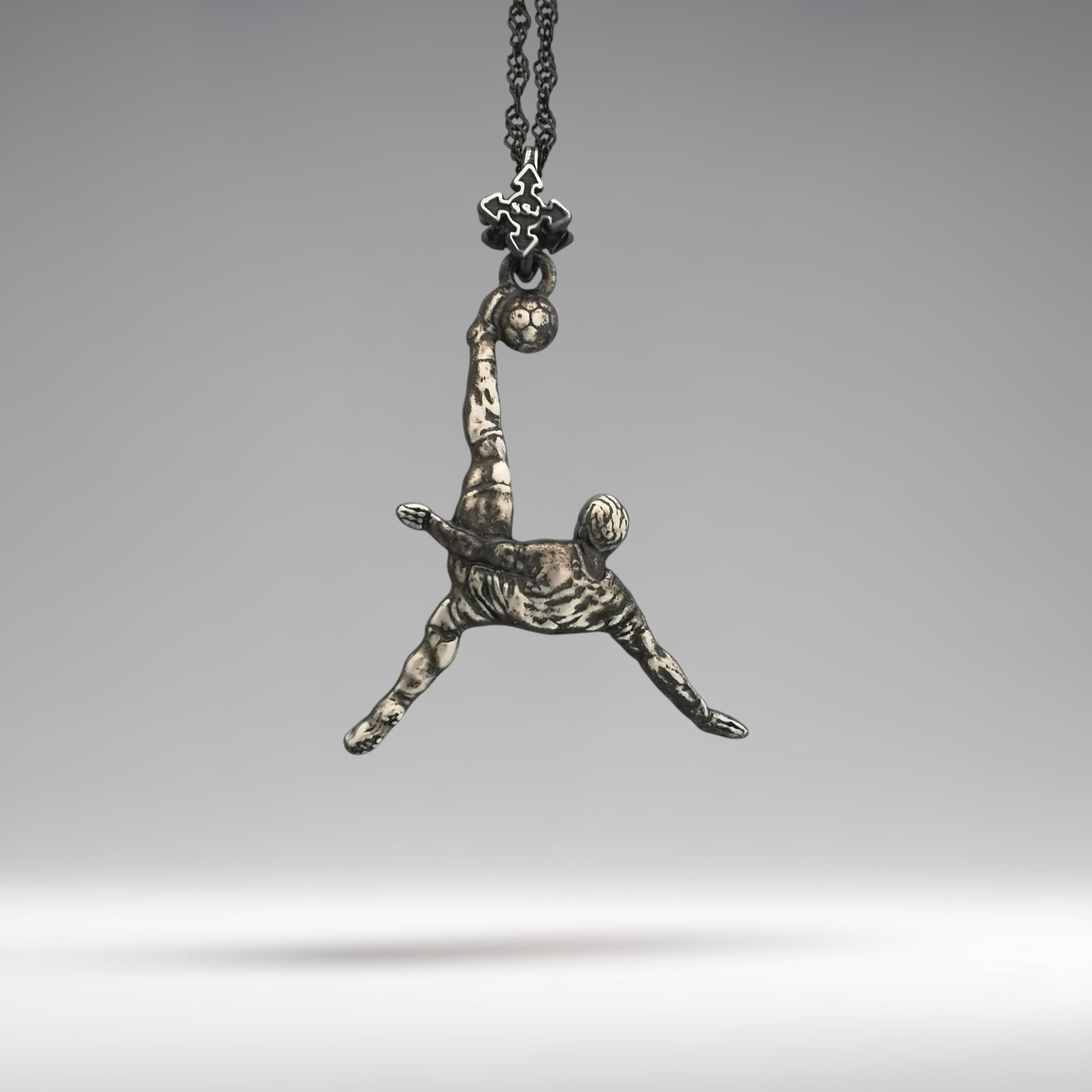 Футболист (задна ножица) – Мъжки спортен медальон от сребро 925 с винтидж покритие – Ръчно изработено спортно бижу – Идеален подарък за мъж, фен на футбола – SSJ