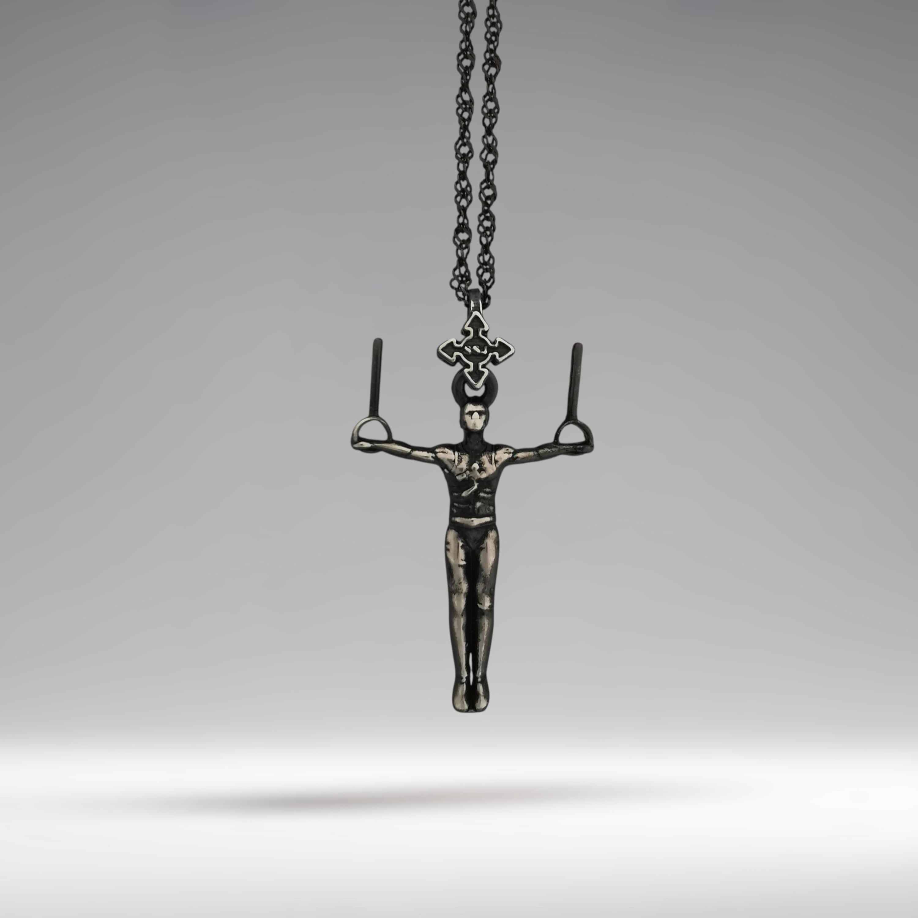 Гимнастик на халки – Мъжки спортен медальон от сребро 925 с винтидж покритие – Ръчно изработено бижу талисман за гимнастици и спортисти – Идеален подарък за спортист, треньор или фен – SSJ