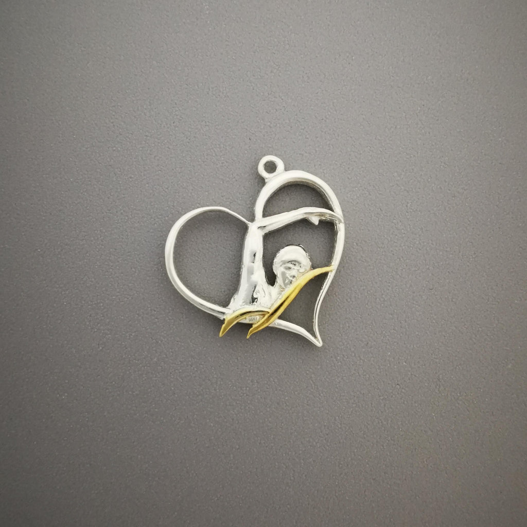 Любов към плуването – Дамски спортен медальон от сребро 925 с частично позлатено покритие – Ръчно изработено спортно бижу – Идеален подарък за жена, фенка на плуването – SSJ