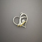 Любов към плуването – Дамски спортен медальон от сребро 925 с частично позлатено покритие – Ръчно изработено спортно бижу – Идеален подарък за жена, фенка на плуването – SSJ