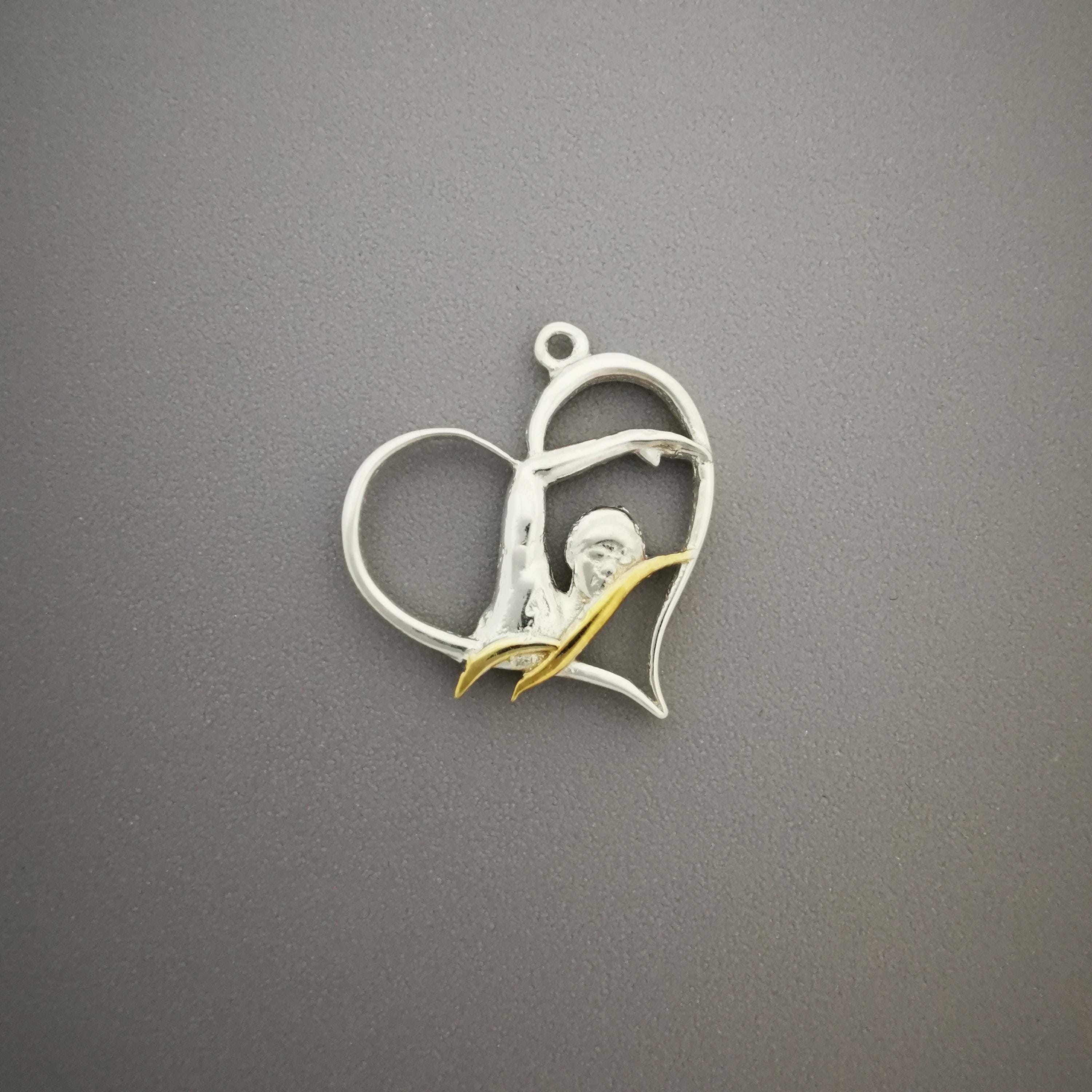 Любов към плуването – Дамски спортен медальон от сребро 925 с частично позлатено покритие – Ръчно изработено спортно бижу – Идеален подарък за жена, фенка на плуването – SSJ