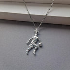 Баскетбол – Мъжки спортен медальон от сребро 925 с класическо полирано покритие – Ръчно изработено бижу талисман за баскетболисти и фенове – Идеален подарък за спортист, треньор или почитател – SSJ