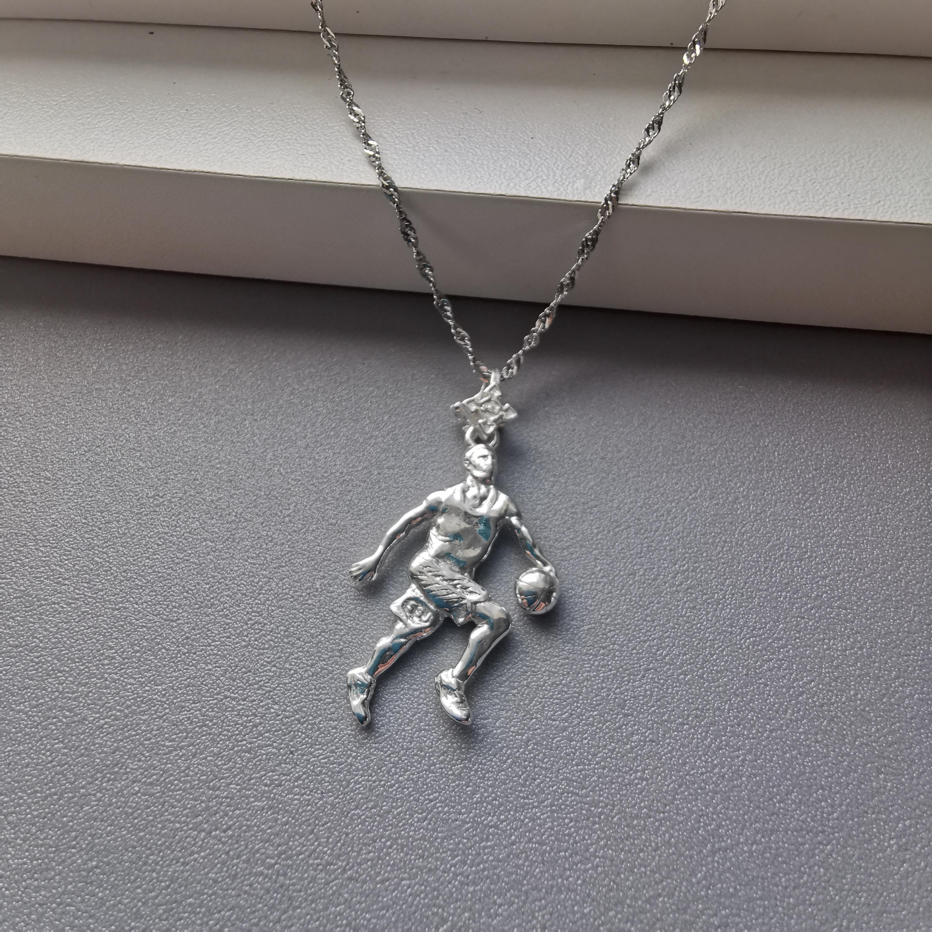 Баскетбол – Мъжки спортен медальон от сребро 925 с класическо полирано покритие – Ръчно изработено бижу талисман за баскетболисти и фенове – Идеален подарък за спортист, треньор или почитател – SSJ