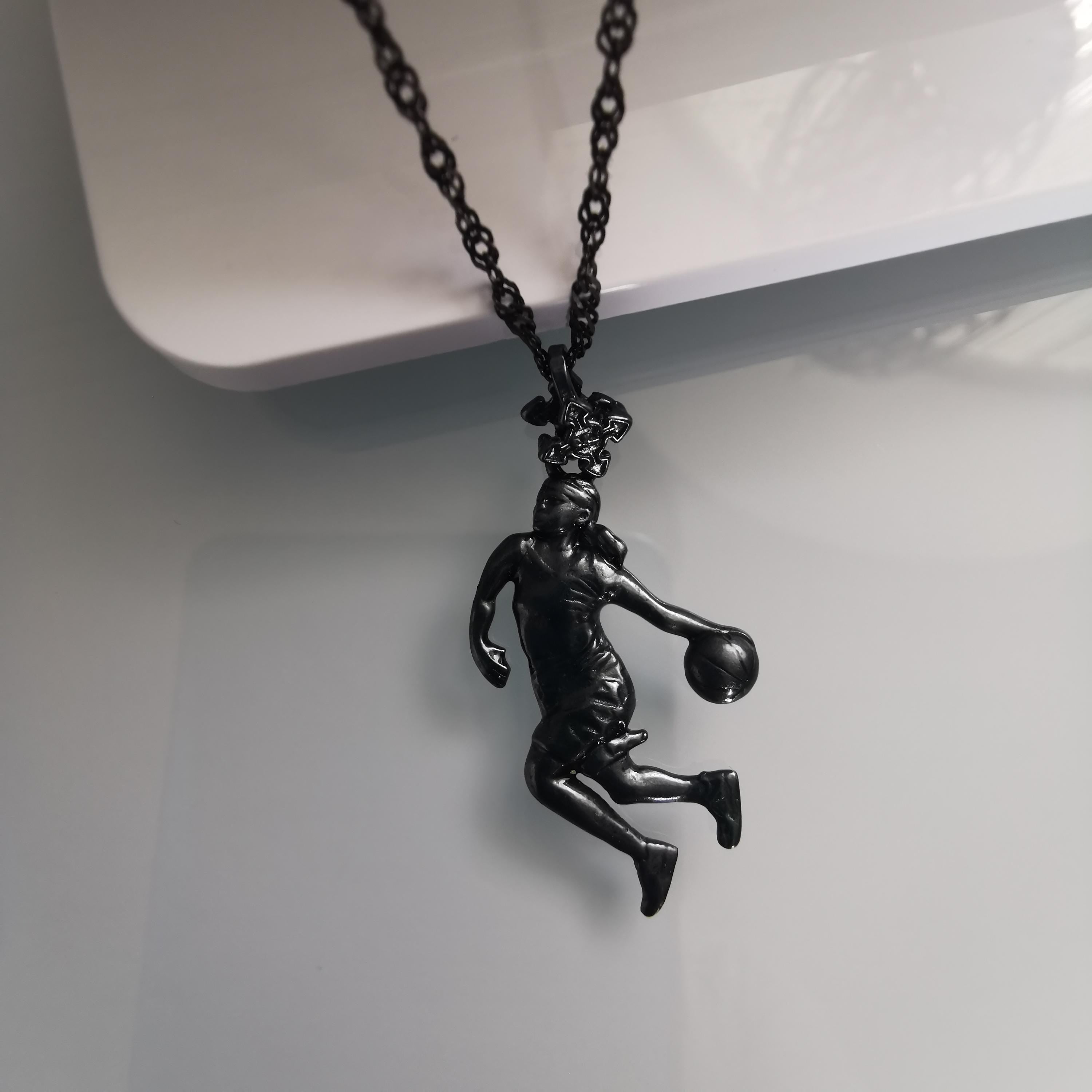 Баскетбол – Женски спортен медальон от сребро 925 с оксидирано черно покритие – Ръчно изработено бижу талисман за баскетболистки и фенки на спорта – Идеален подарък за спортист, треньор или почитател – SSJ