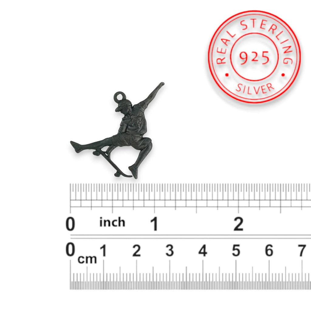 Скейтбордист – Мъжки спортен медальон от сребро 925 с оксидирано покритие – Ръчно изработено спортно бижу – Идеален подарък за мъж, фен на скейтборда – SSJ