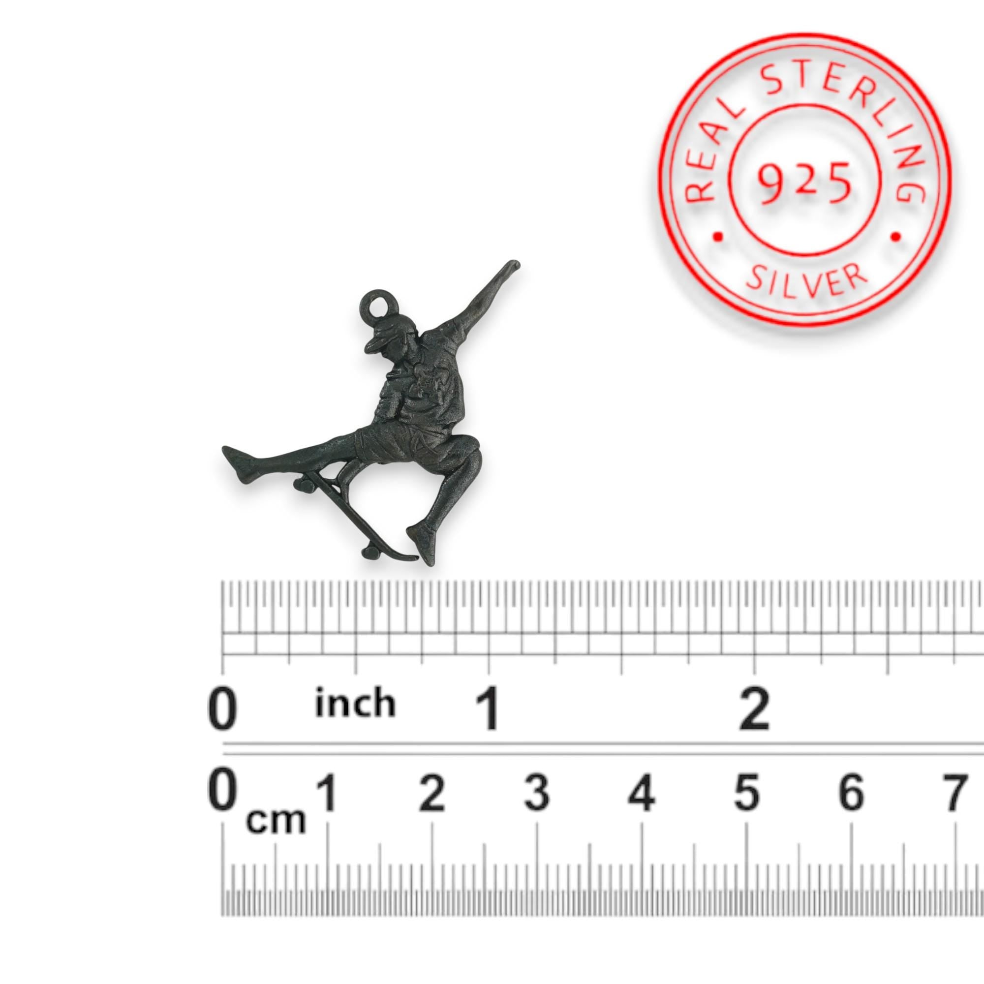 Скейтбордист – Мъжки спортен медальон от сребро 925 с оксидирано покритие – Ръчно изработено спортно бижу – Идеален подарък за мъж, фен на скейтборда – SSJ