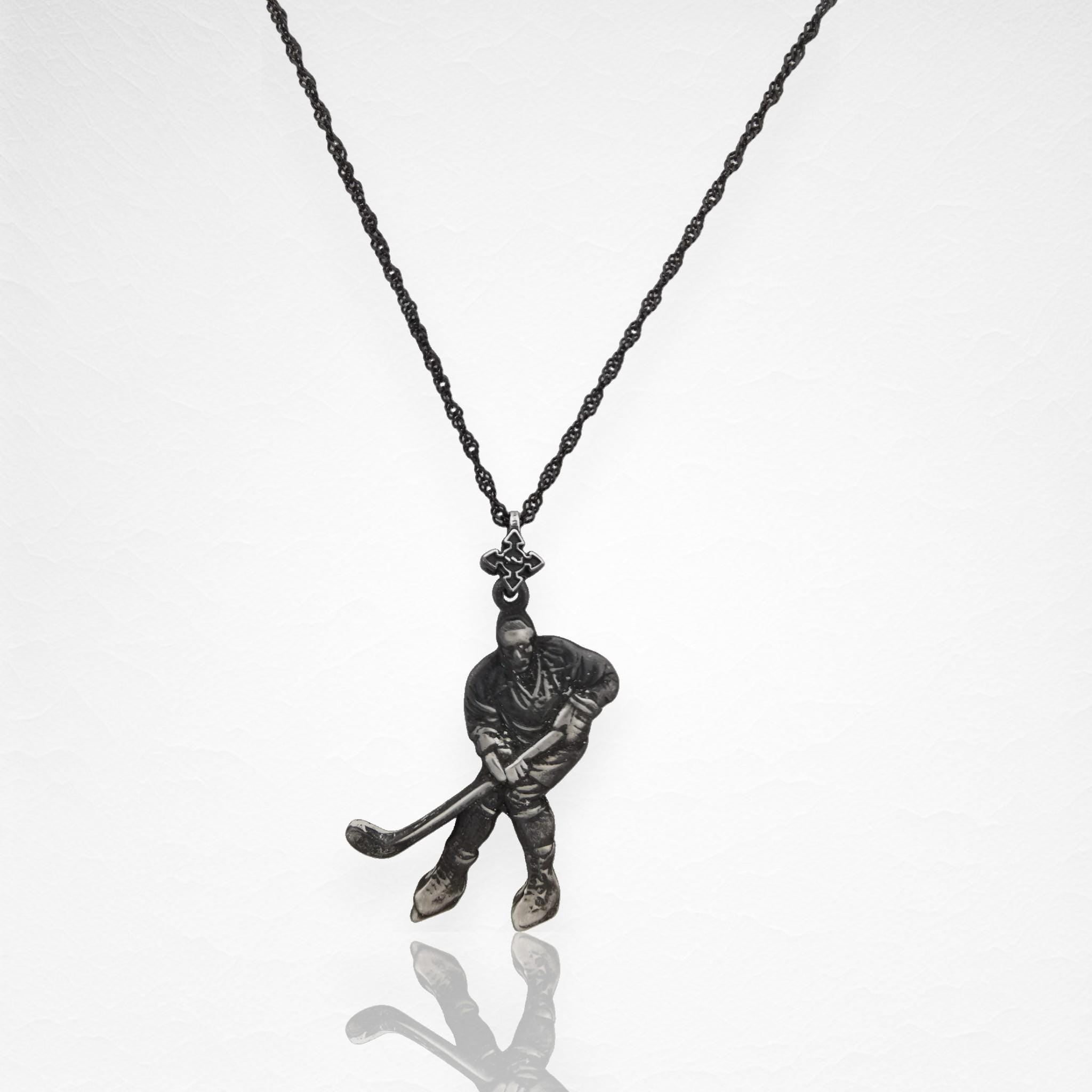 Хокеист (удар с шайба) – Мъжки спортен медальон от сребро 925 с винтидж покритие – Ръчно изработено спортно бижу – Идеален подарък за мъж, фен на хокея – SSJ