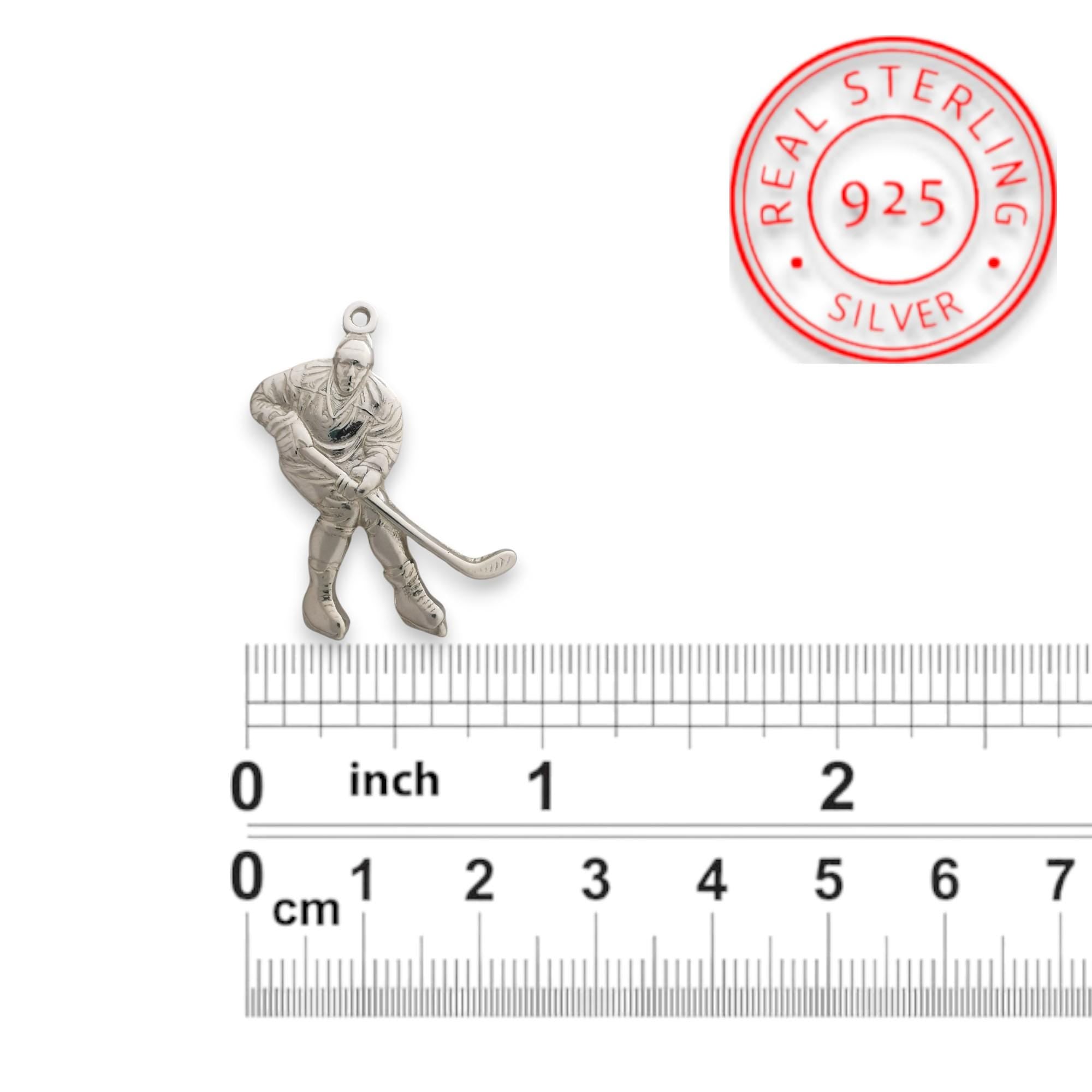 Хокеист (удар с шайба) – Мъжки спортен медальон от сребро 925 с класическо покритие – Ръчно изработено спортно бижу – Идеален подарък за мъж, фен на хокея – SSJ