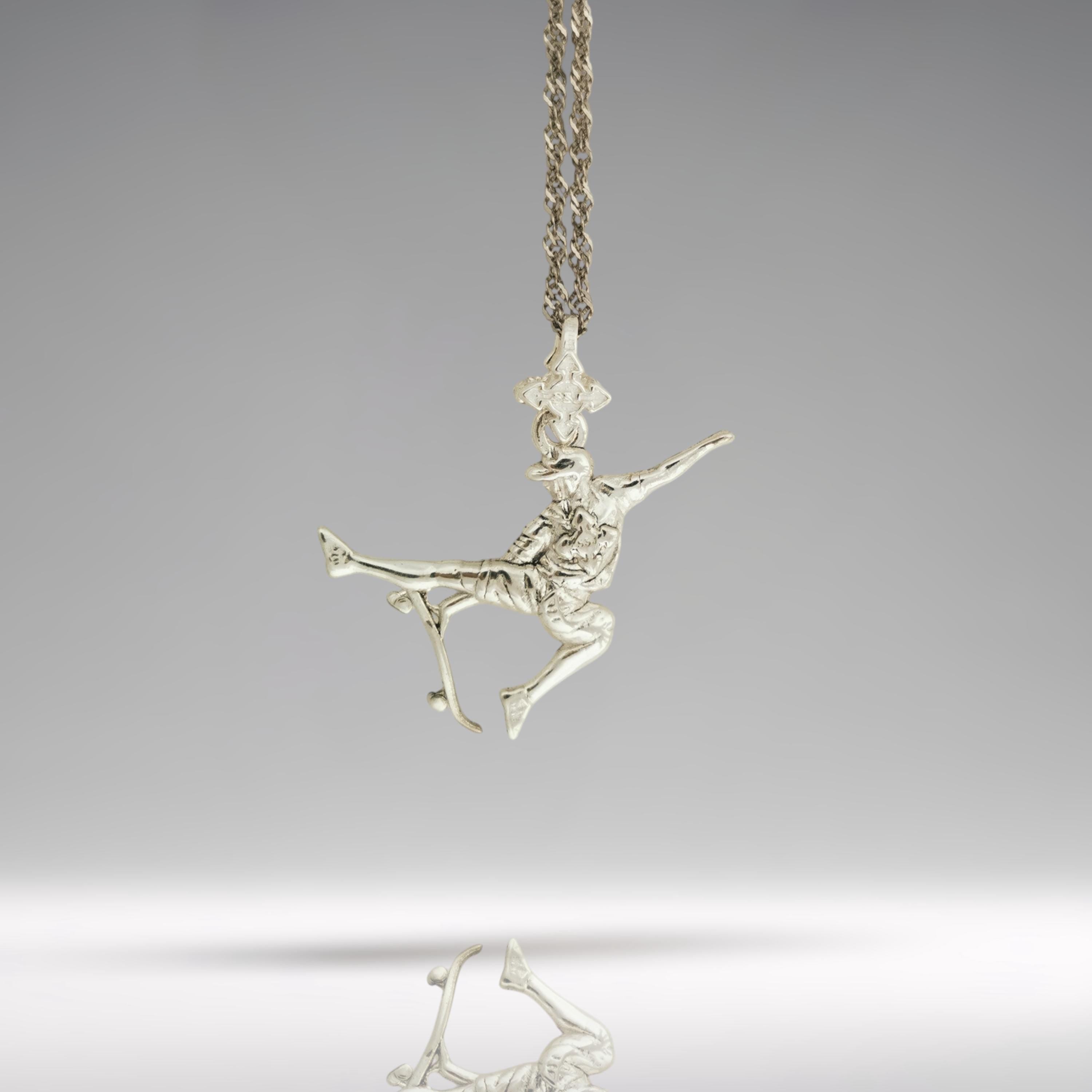 Скейтбордист – Мъжки спортен медальон от сребро 925 в класическо сребро – Ръчно изработено спортно бижу – Идеален подарък за мъж, фен на скейтборда – SSJ