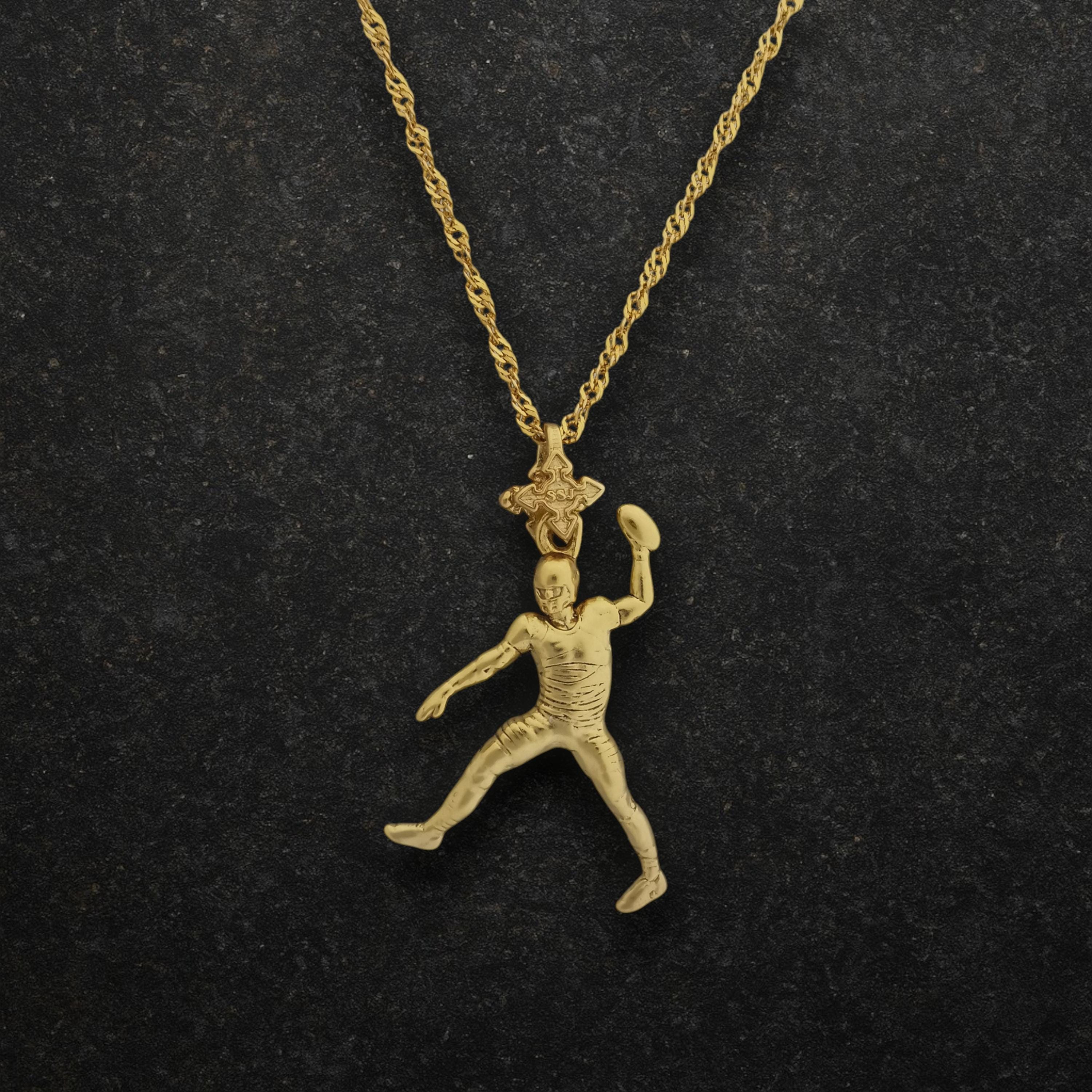 Американски футбол – Мъжки спортен медальон от сребро 925 с позлатено покритие – Ръчно изработено бижу талисман за спортисти и фенове – Идеален подарък за играч, треньор или почитател – SSJ