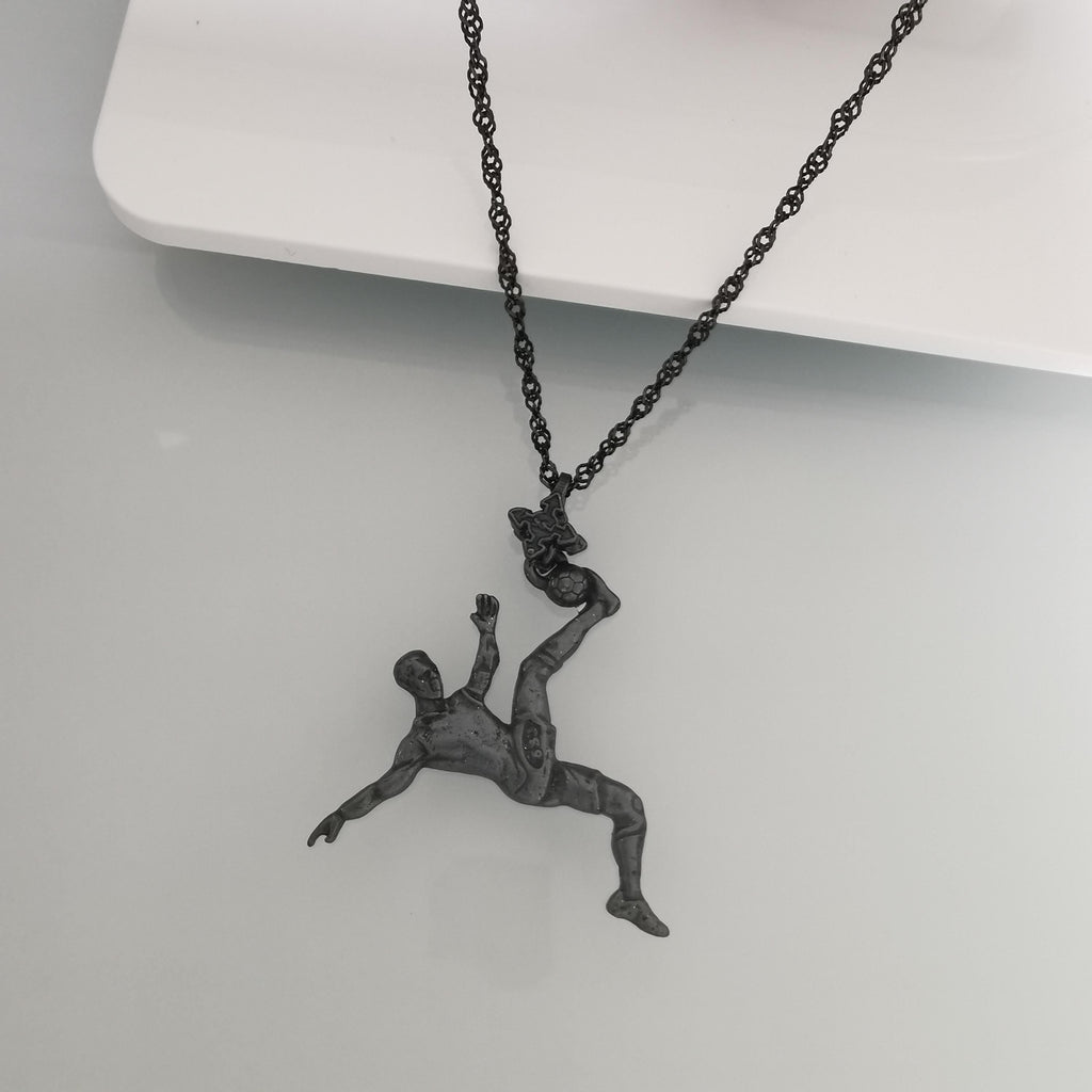 Футболист (задна ножица) – Мъжки спортен медальон от сребро 925 с оксидирано покритие – Ръчно изработено спортно бижу – Идеален подарък за мъж, фен на футбола – SSJ