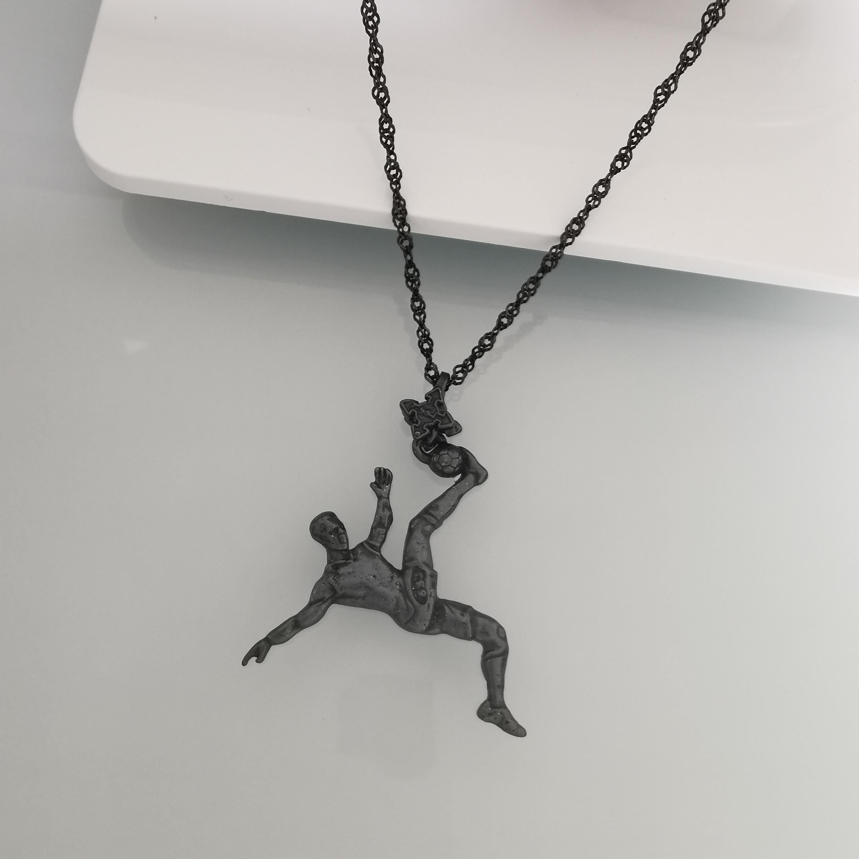 Футболист (задна ножица) – Мъжки спортен медальон от сребро 925 с оксидирано покритие – Ръчно изработено спортно бижу – Идеален подарък за мъж, фен на футбола – SSJ