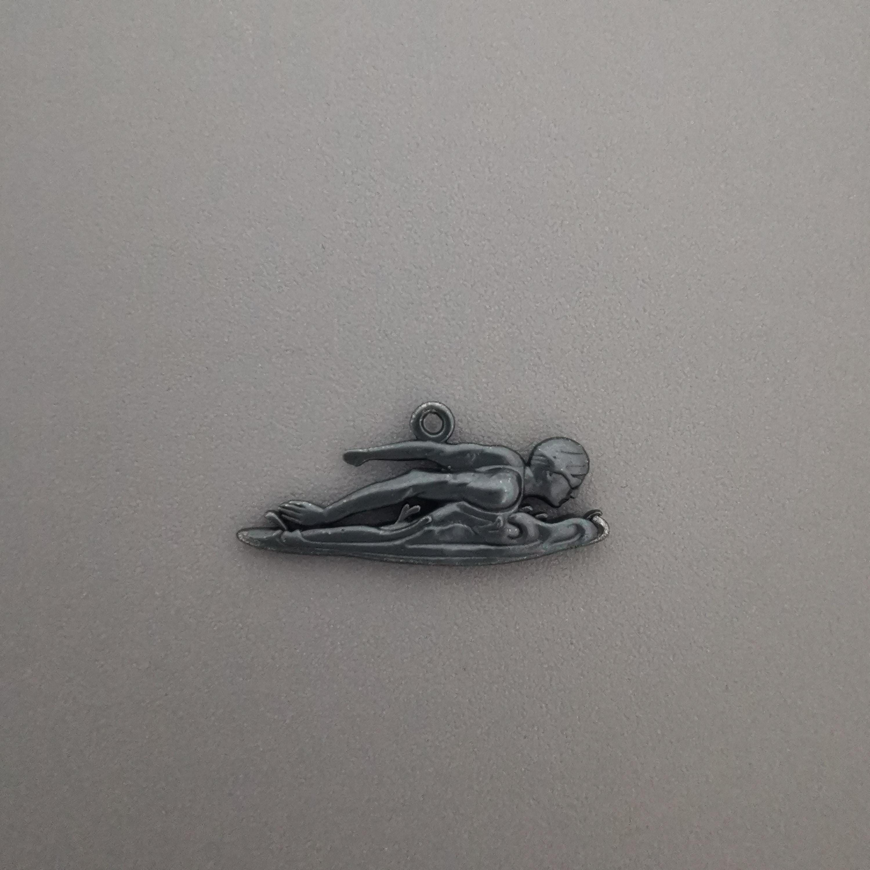 Плувец (бътерфлай) – Мъжки спортен медальон от сребро 925 с оксидирано покритие – Ръчно изработено спортно бижу – Идеален подарък за мъж, фен на плуването – SSJ