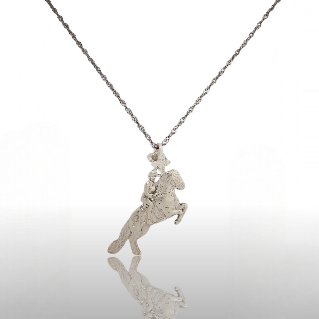 Конен спорт – Мъжки медальон „Ездач при прескачане на препятствие“ – Класическо сребро 925 – Ръчно изработено спортно бижу/талисман за конен спорт – Идеален подарък за мъж – SSJ