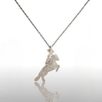 Конен спорт – Мъжки медальон „Ездач при прескачане на препятствие“ – Класическо сребро 925 – Ръчно изработено спортно бижу/талисман за конен спорт – Идеален подарък за мъж – SSJ