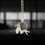 Въздушна акробатика – Женски спортен медальон от сребро 925 с класическо полирано покритие – Ръчно изработено бижу талисман за гимнастички и танцьорки – Идеален подарък за спортист, треньор или артист – SSJ