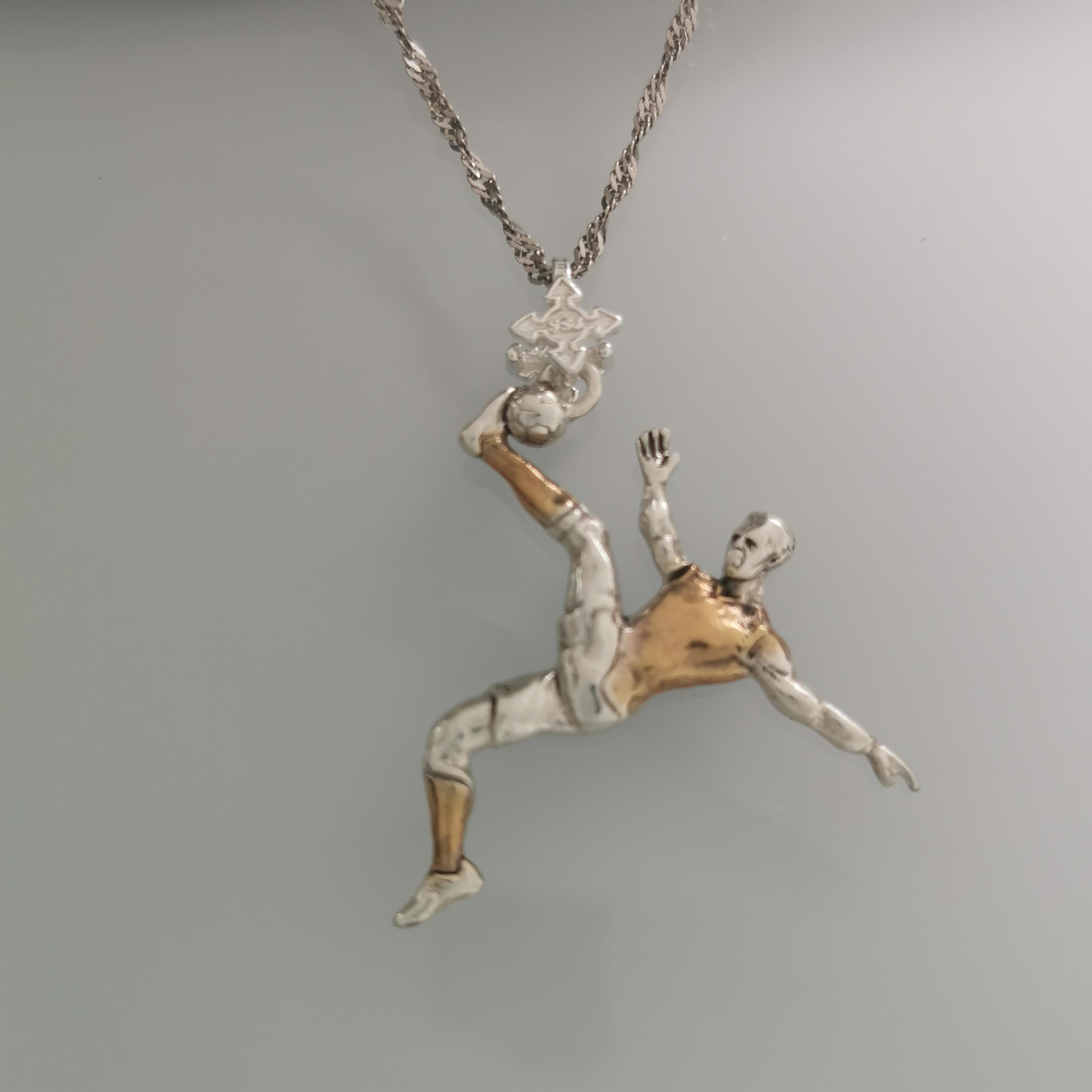 Футболист (задна ножица) – Мъжки спортен медальон от сребро 925 с частично позлатено покритие – Ръчно изработено спортно бижу – Идеален подарък за мъж, фен на футбола – SSJ