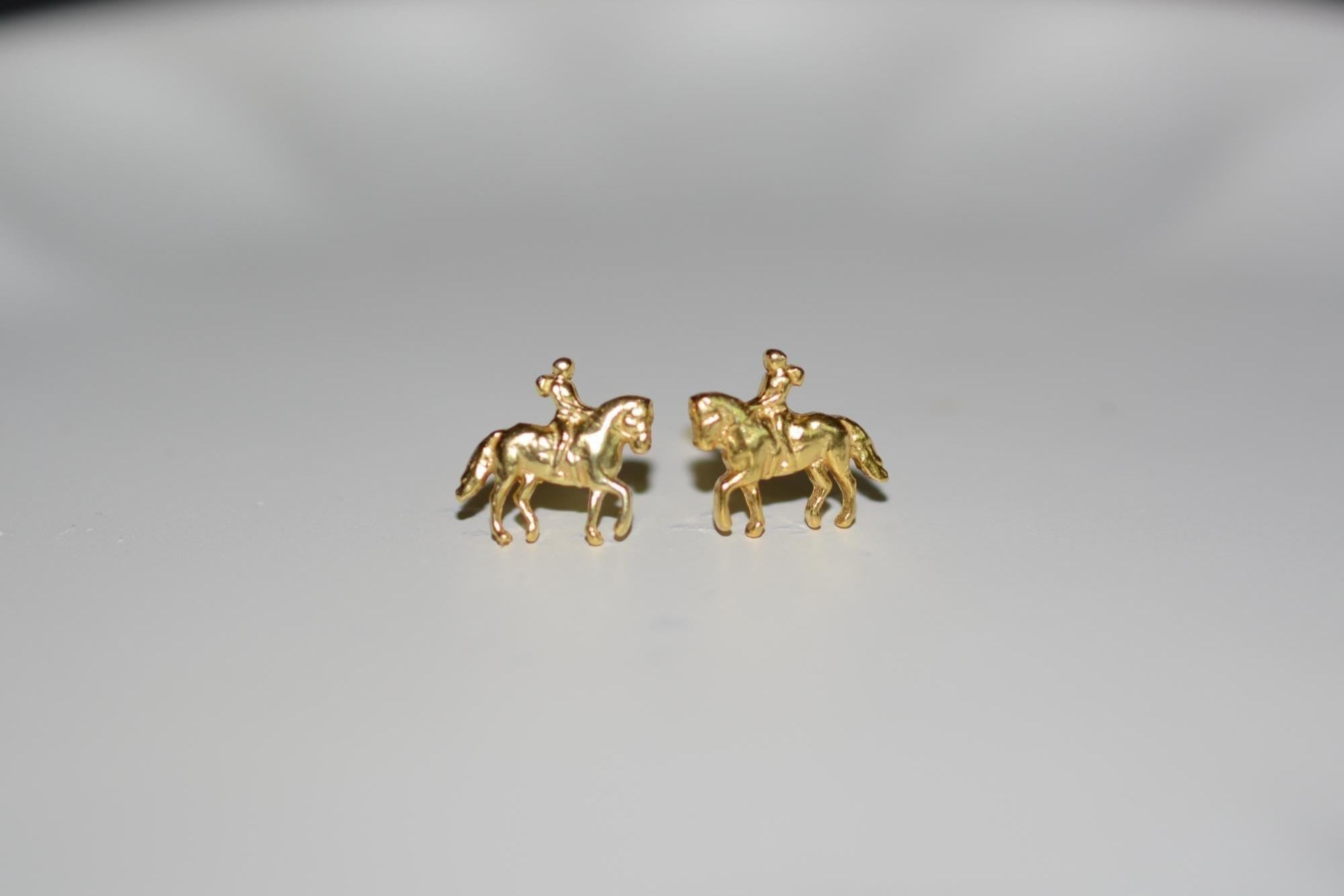 Конен спорт – Дамски обеци с фигура на ездачка – Позлатено покритие – Сребро 925 – Ръчно изработени спортни бижута/талисмани конна езда – Идеален подарък за жена – SSJ
