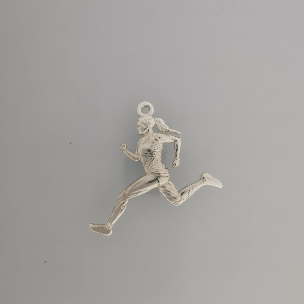 Атлетка – Женски спортен медальон за бегачки, спринтьорки и маратонки от сребро 925 – Ръчно изработено бижу талисман за лекоатлетки – SSJ