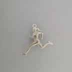 Атлетка – Женски спортен медальон за бегачки, спринтьорки и маратонки от сребро 925 – Ръчно изработено бижу талисман за лекоатлетки – SSJ