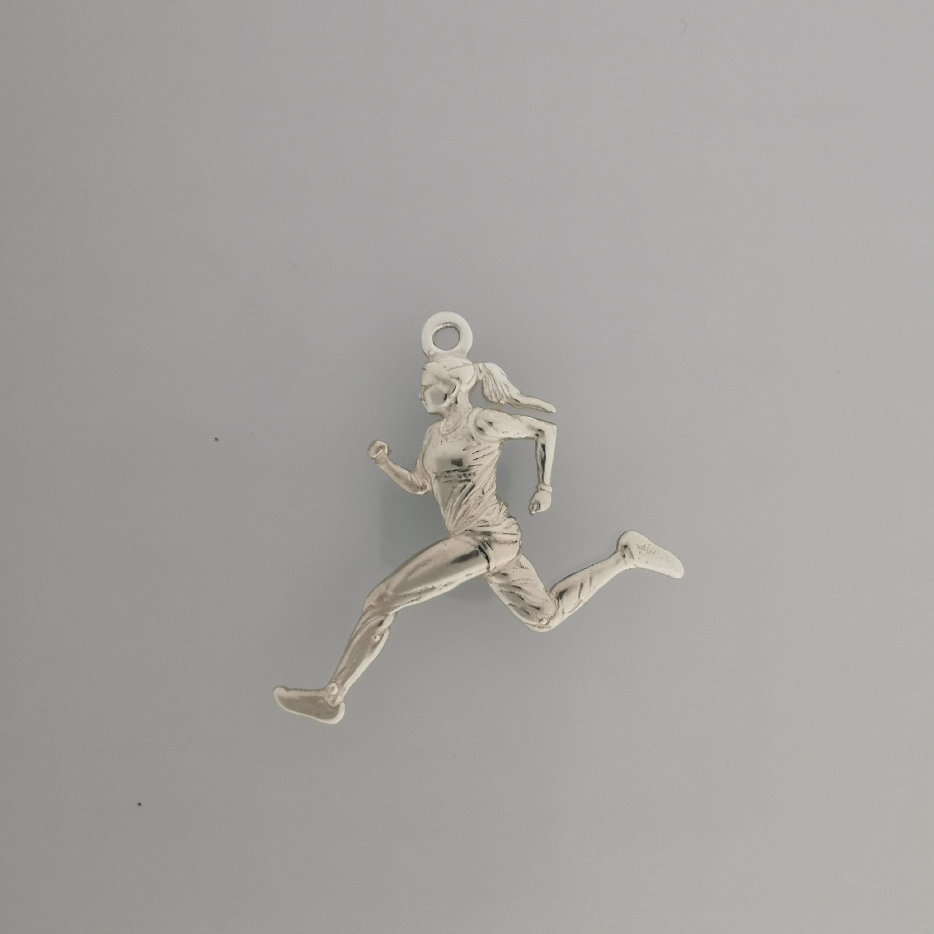 Атлетка – Женски спортен медальон за бегачки, спринтьорки и маратонки от сребро 925 – Ръчно изработено бижу талисман за лекоатлетки – SSJ