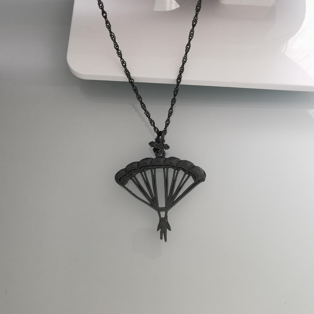 Парашутизъм (Скайдайвинг) – Унисекс спортен медальон от сребро 925 с оксидирано покритие – Ръчно изработено спортно бижу – Идеален подарък за фен на екстремните спортове – SSJ