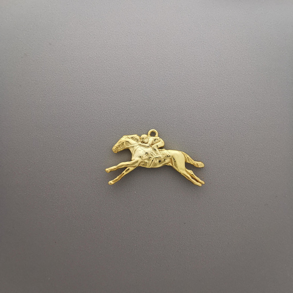 Конни надбягвания – Мъжки медальон „Жокей на състезателен кон“ – Позлатено покритие – Сребро 925 – Ръчно изработено спортно бижу/талисман за конен спорт – Идеален подарък за мъж – SSJ