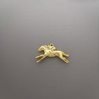 Конни надбягвания – Мъжки медальон „Жокей на състезателен кон“ – Позлатено покритие – Сребро 925 – Ръчно изработено спортно бижу/талисман за конен спорт – Идеален подарък за мъж – SSJ