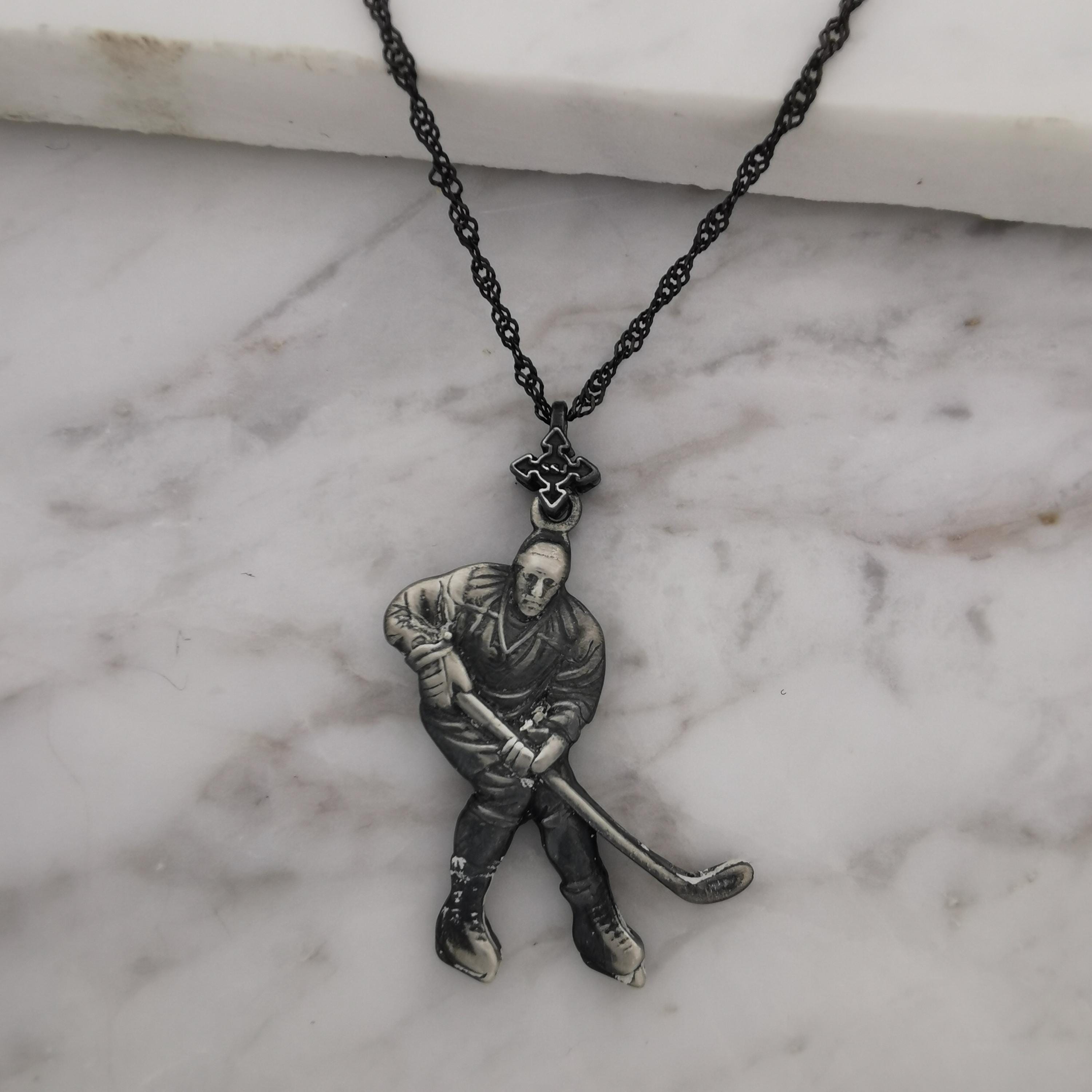 Хокеист (удар с шайба) – Мъжки спортен медальон от сребро 925 с винтидж покритие – Ръчно изработено спортно бижу – Идеален подарък за мъж, фен на хокея – SSJ