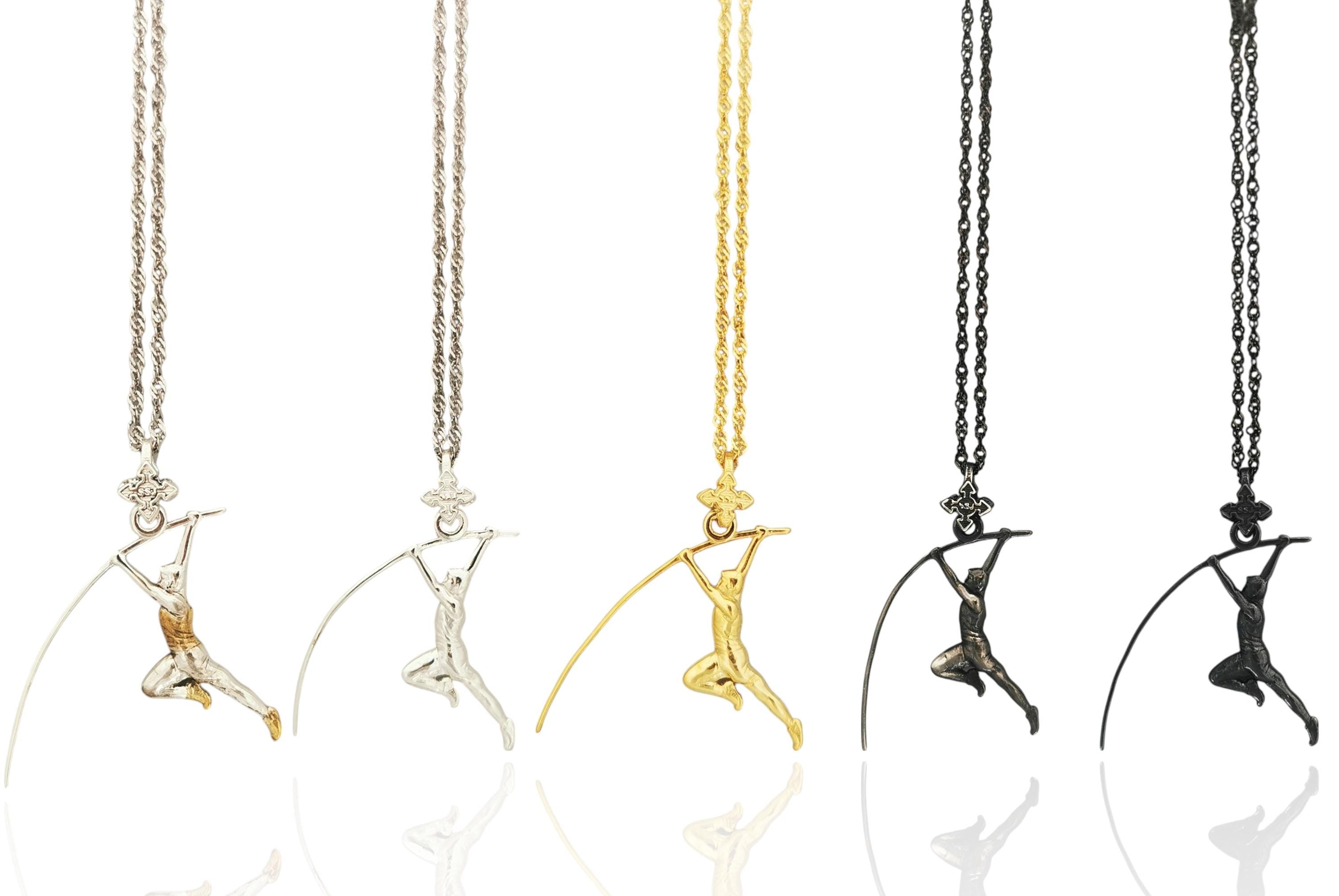 Овчарски скок – Мъжки спортен медальон от сребро 925 с винтидж покритие – Ръчно изработено спортно бижу – Идеален подарък за мъж, фен на леката атлетика – SSJ