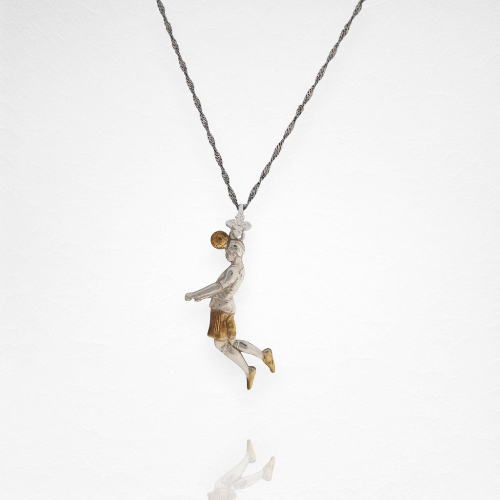 Футболист (удар с глава) – Мъжки спортен медальон от сребро 925 с частично позлатено покритие – Ръчно изработено спортно бижу – Идеален подарък за мъж, фен на футбола – SSJ