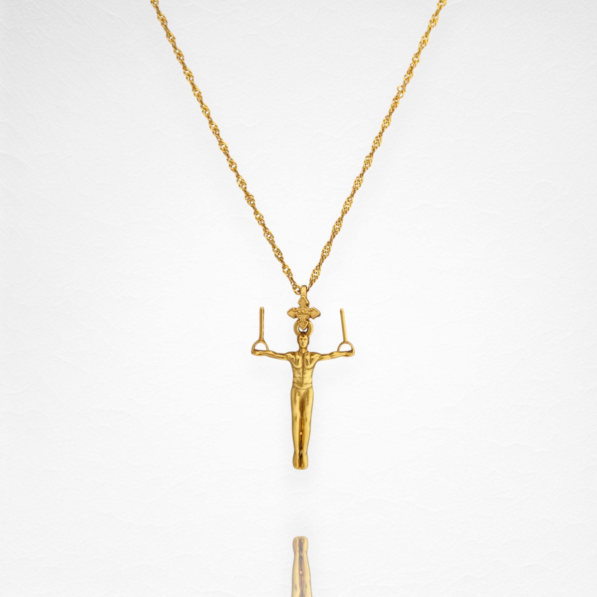 Мъжки спортен медальон от сребро 925 – Позлатено бижу талисман за гимнастици и спортисти – Ръчно изработен медальон „Гимнастик на халки“ – Идеален подарък за спортист, треньор или фен – SSJ