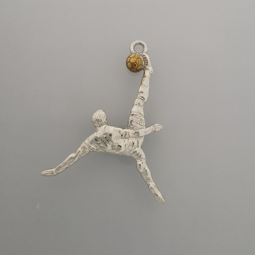 Футболист (задна ножица) – Мъжки спортен медальон от сребро 925 с частично позлатено покритие – Ръчно изработено спортно бижу – Идеален подарък за мъж, фен на футбола – SSJ