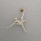 Футболист (задна ножица) – Мъжки спортен медальон от сребро 925 с частично позлатено покритие – Ръчно изработено спортно бижу – Идеален подарък за мъж, фен на футбола – SSJ