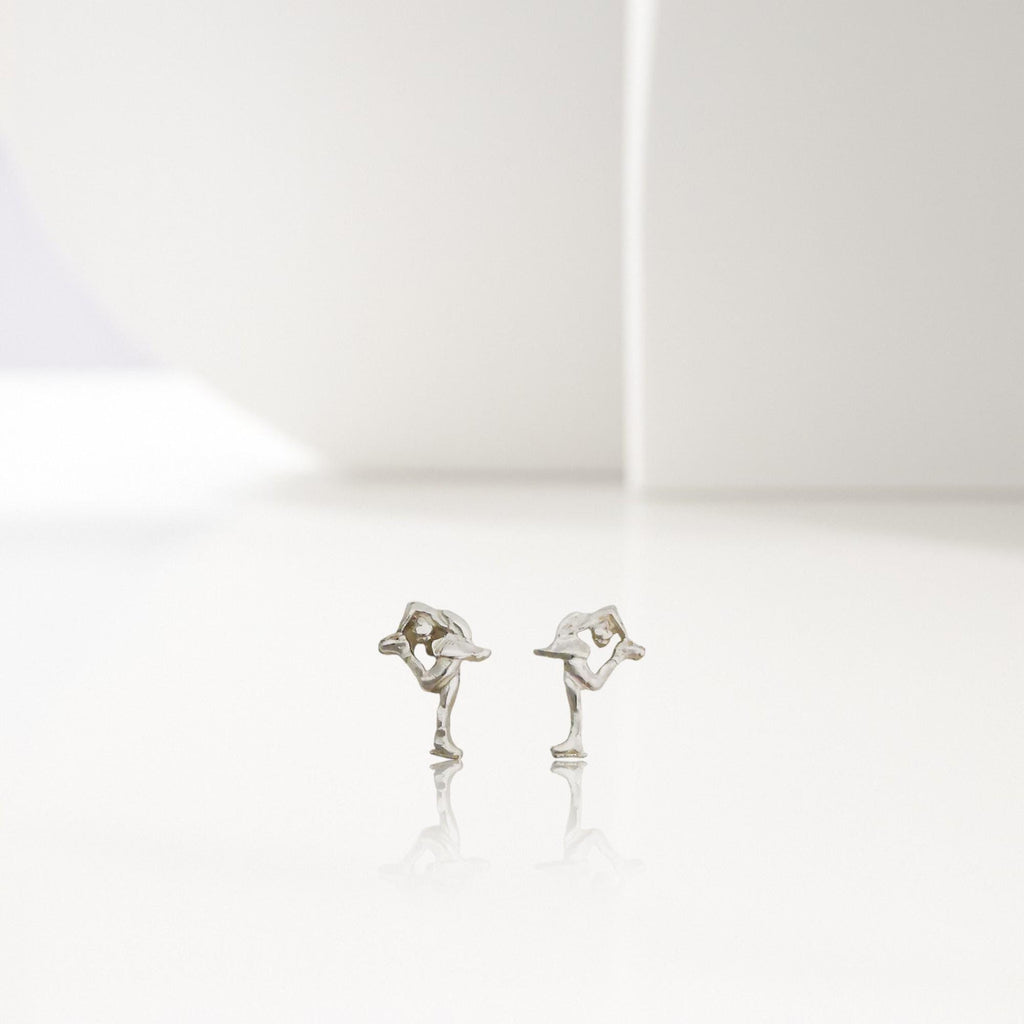 Фигурно пързаляне (Биелманов пирует) – Дамски сребърни обеци в класическо сребро – Ръчно изработени спортни бижута – Идеален подарък за жена, фенка на фигурното пързаляне – SSJ