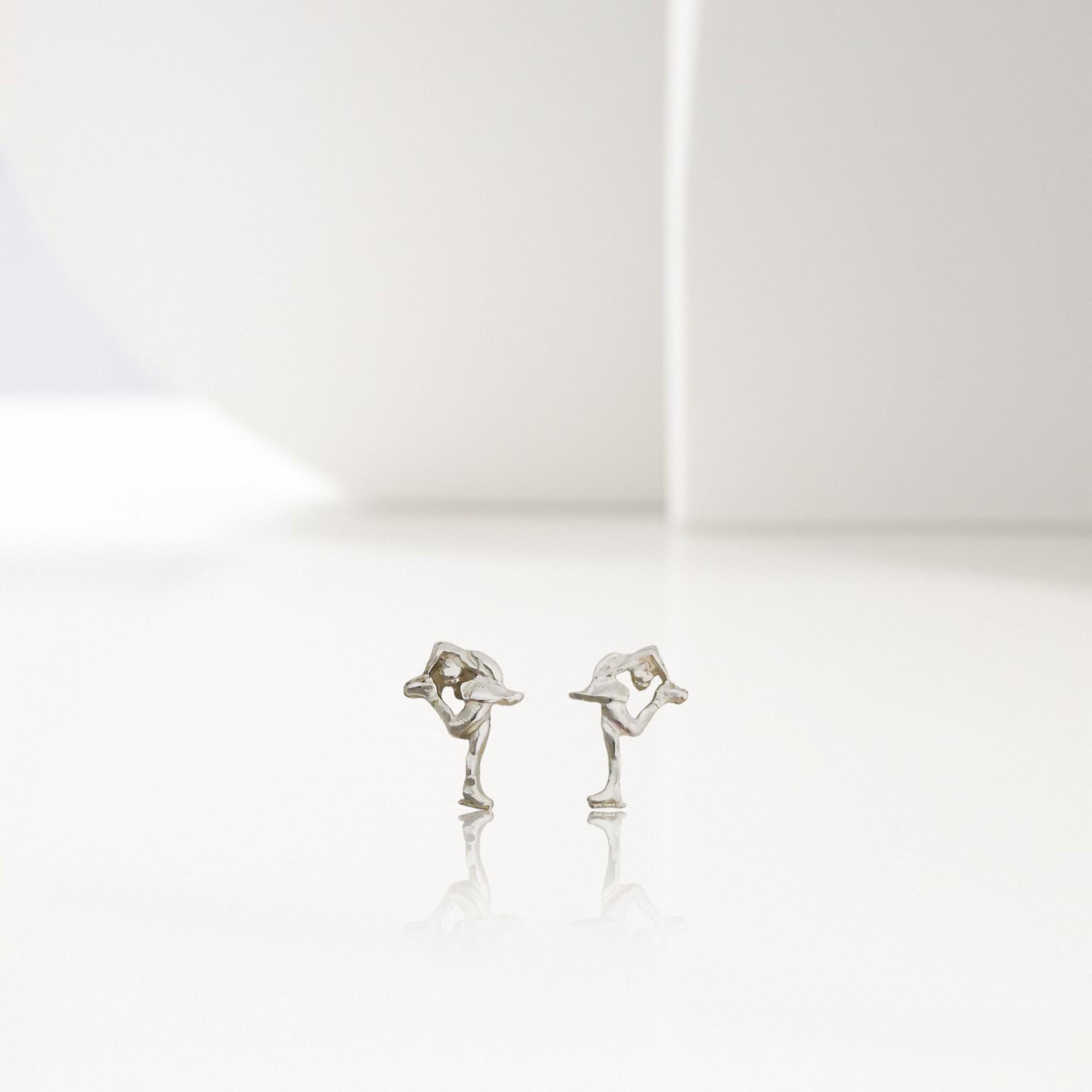 Фигурно пързаляне (Биелманов пирует) – Дамски сребърни обеци в класическо сребро – Ръчно изработени спортни бижута – Идеален подарък за жена, фенка на фигурното пързаляне – SSJ