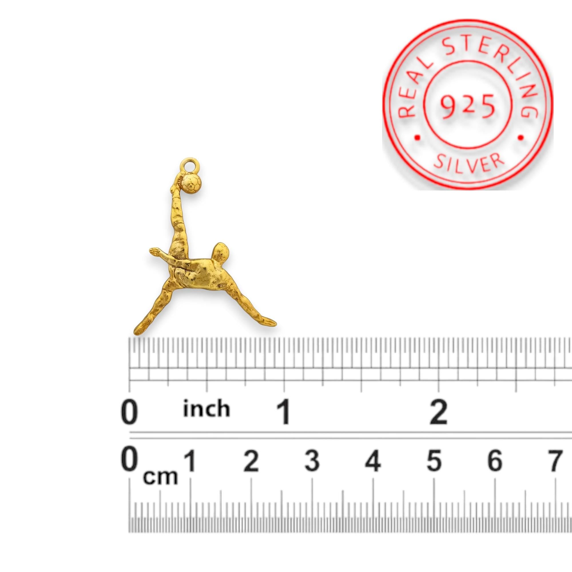 Футболист (задна ножица) – Мъжки спортен медальон от сребро 925 с позлатено покритие – Ръчно изработено спортно бижу – Идеален подарък за мъж, фен на футбола – SSJ