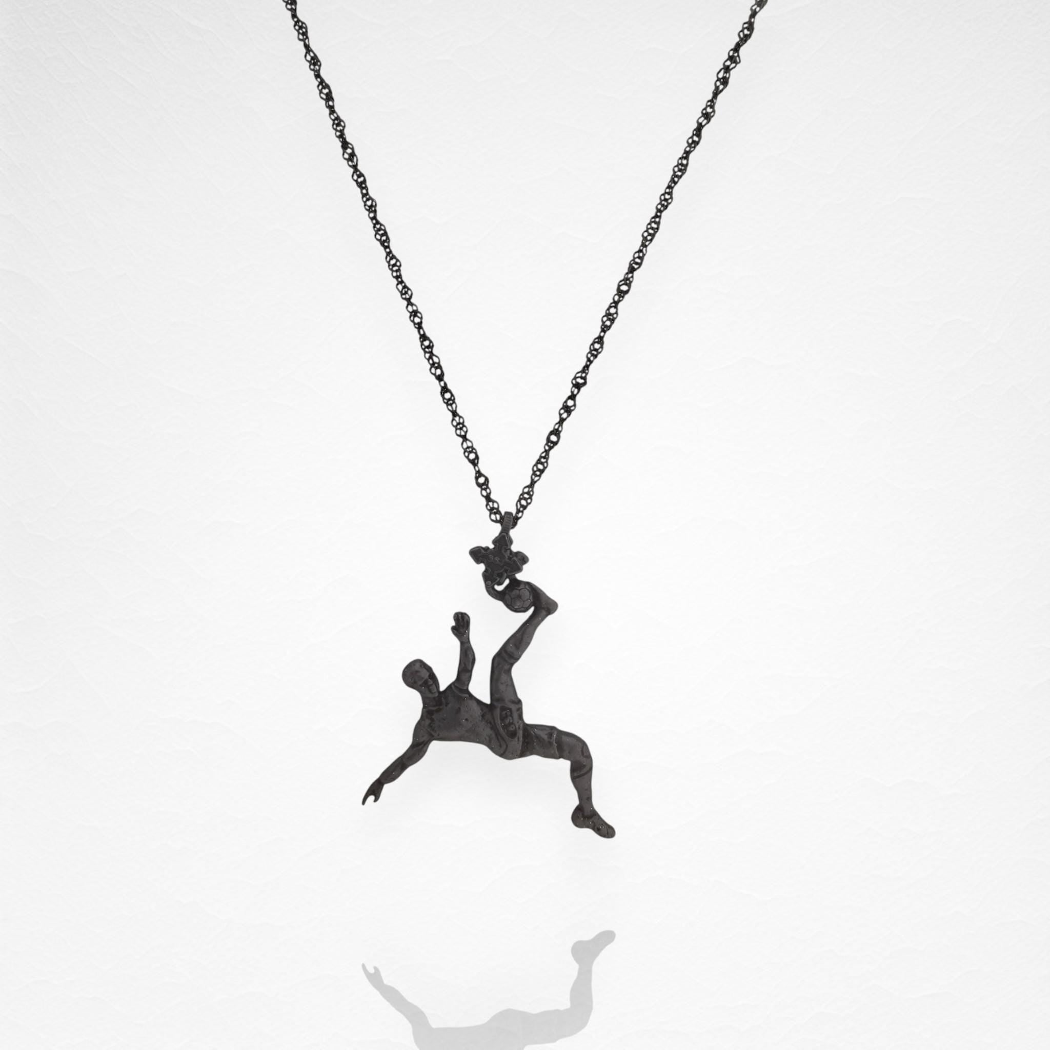 Футболист (задна ножица) – Мъжки спортен медальон от сребро 925 с оксидирано покритие – Ръчно изработено спортно бижу – Идеален подарък за мъж, фен на футбола – SSJ