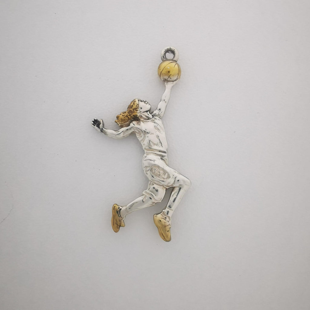 Баскетбол – Женски спортен медальон от сребро 925 с частично позлатено покритие – Ръчно изработено бижу талисман за баскетболистки и фенки на спорта – Идеален подарък за спортист, треньор или почитател – SSJ