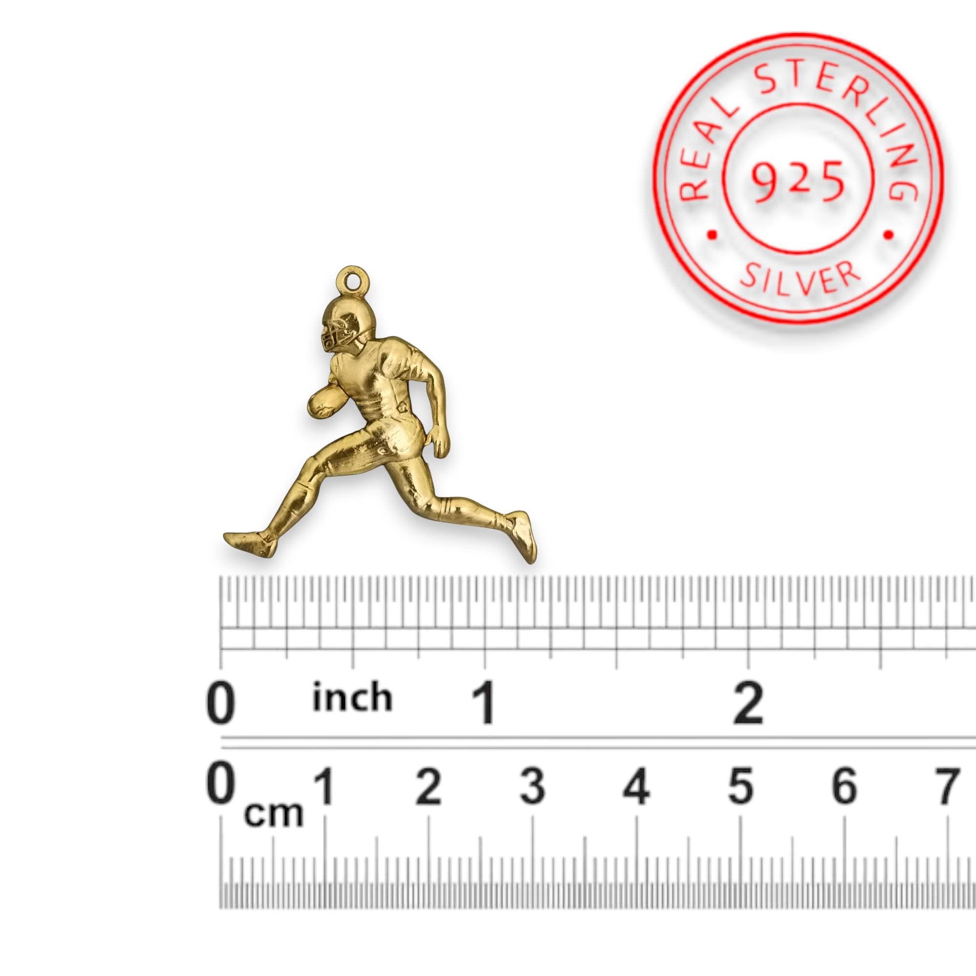 Американски футбол – Мъжки спортен медальон от сребро 925 с позлатено покритие – Ръчно изработено бижу талисман за спортисти и фенове – Идеален подарък за играч, треньор или почитател – SSJ