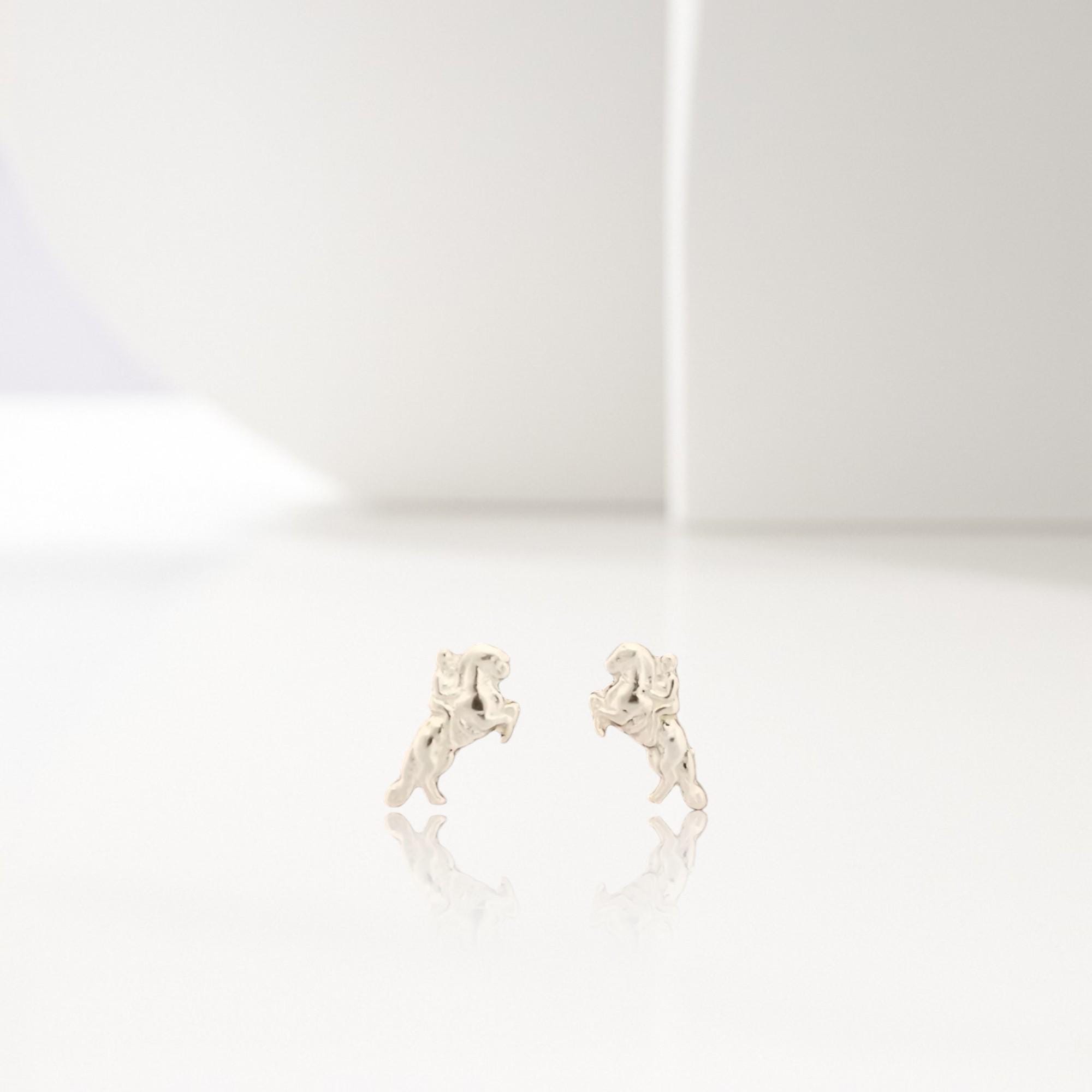 Конен спорт – Дамски обеци с фигура на състезателка – Класическо сребро 925 – Ръчно изработени спортни бижута/талисмани конна езда – Идеален подарък за жена – SSJ