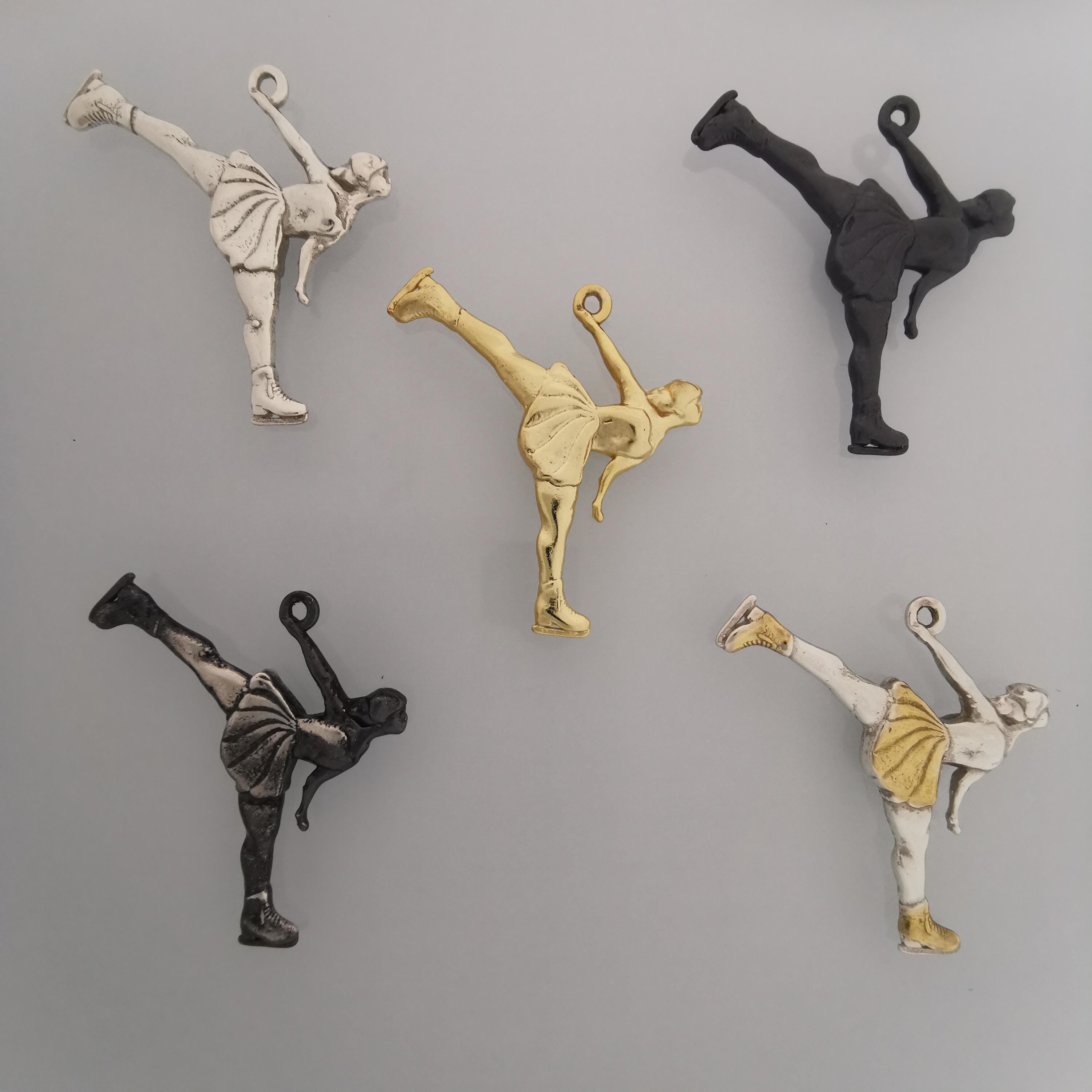 Фигурно пързаляне (спирала) – Дамски спортен медальон от сребро 925 с оксидирано покритие – Ръчно изработено спортно бижу – Идеален подарък за жена, фенка на фигурното пързаляне – SSJ