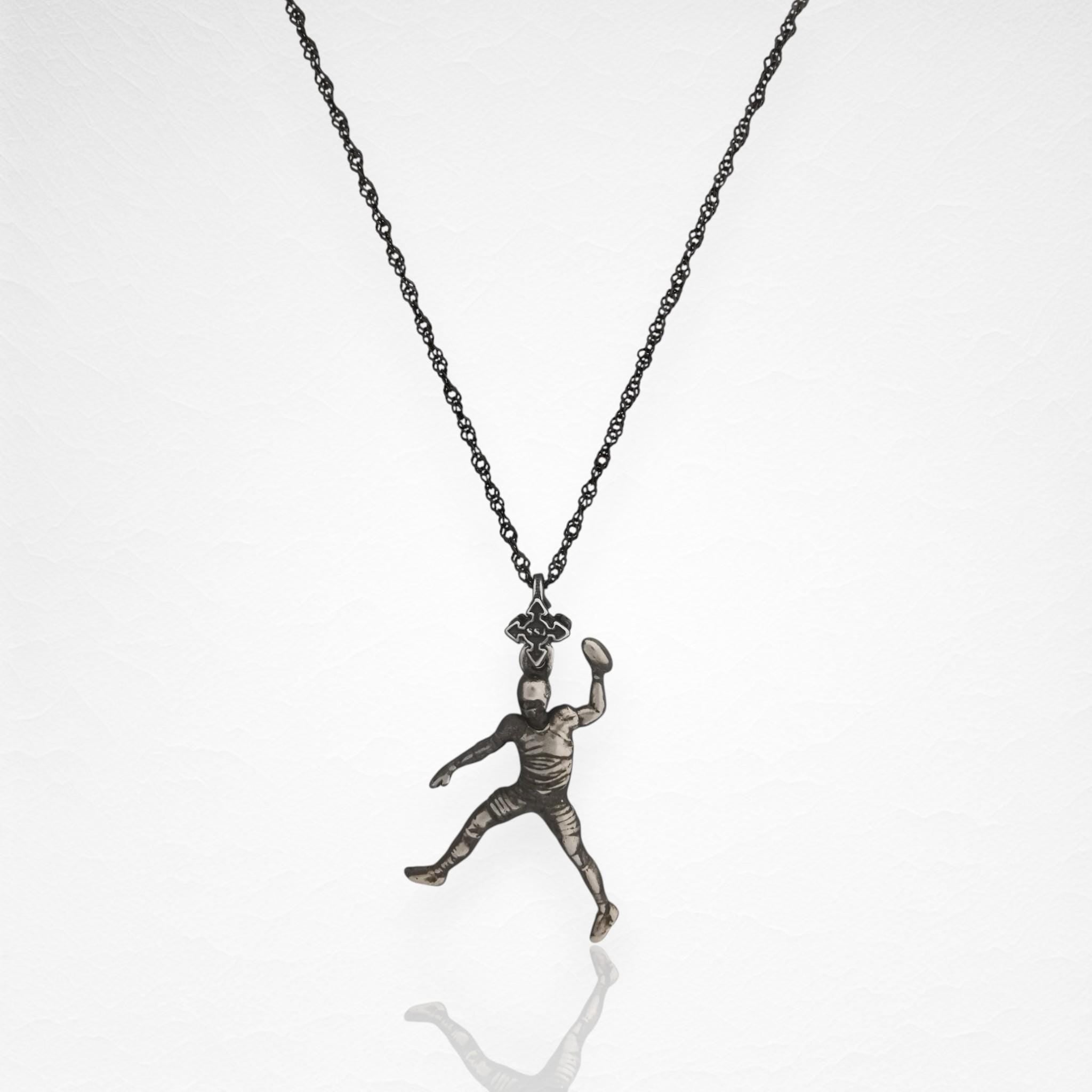 Американски футбол – Мъжки спортен медальон от сребро 925 с винтидж покритие – Ръчно изработено бижу талисман за спортисти и фенове – Идеален подарък за играч, треньор или почитател – SSJ