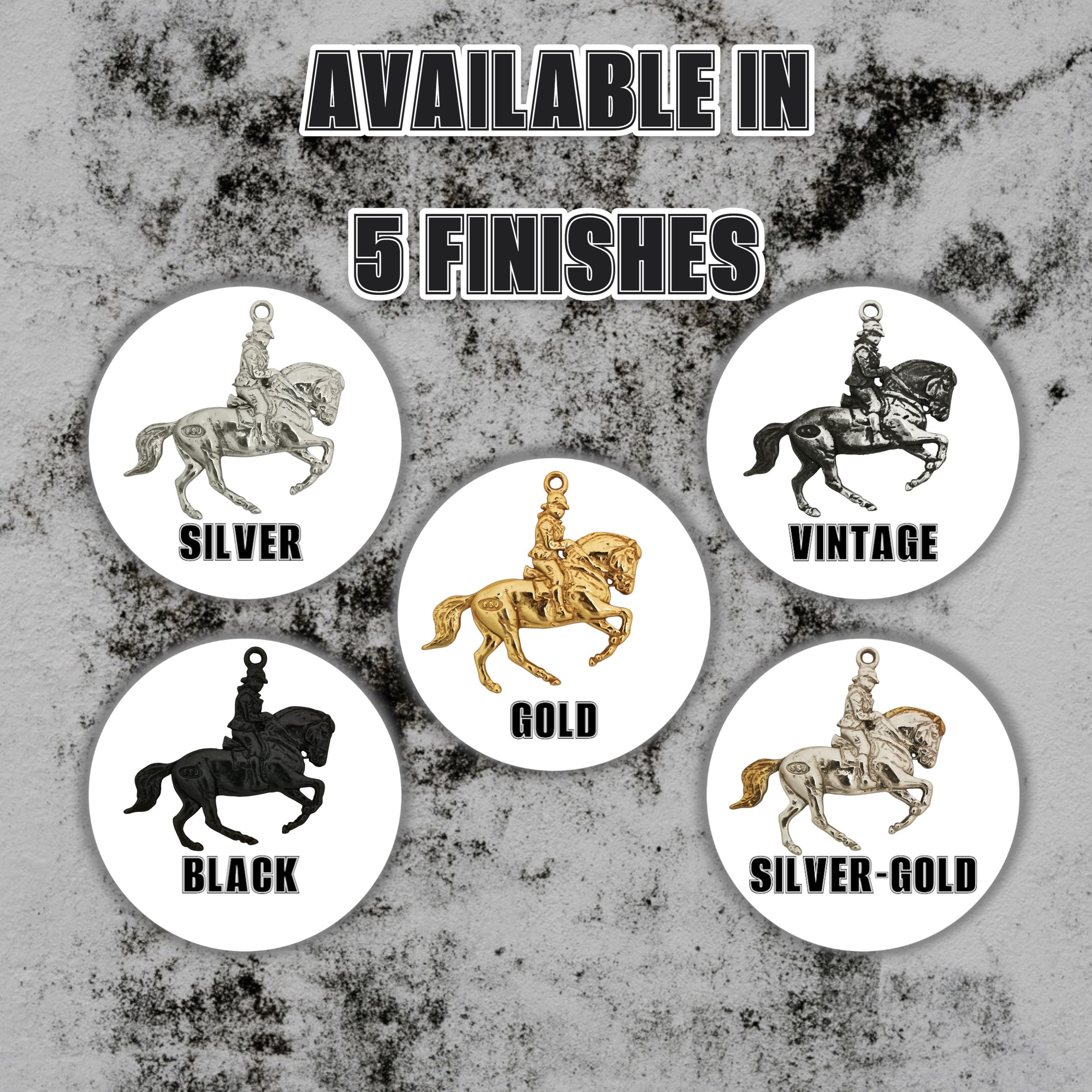 Конен спорт – Мъжки медальон „Ездач“ (обездка) – Позлатено покритие – Сребро 925 – Ръчно изработено бижу/талисман – Идеален подарък за мъж – SSJ