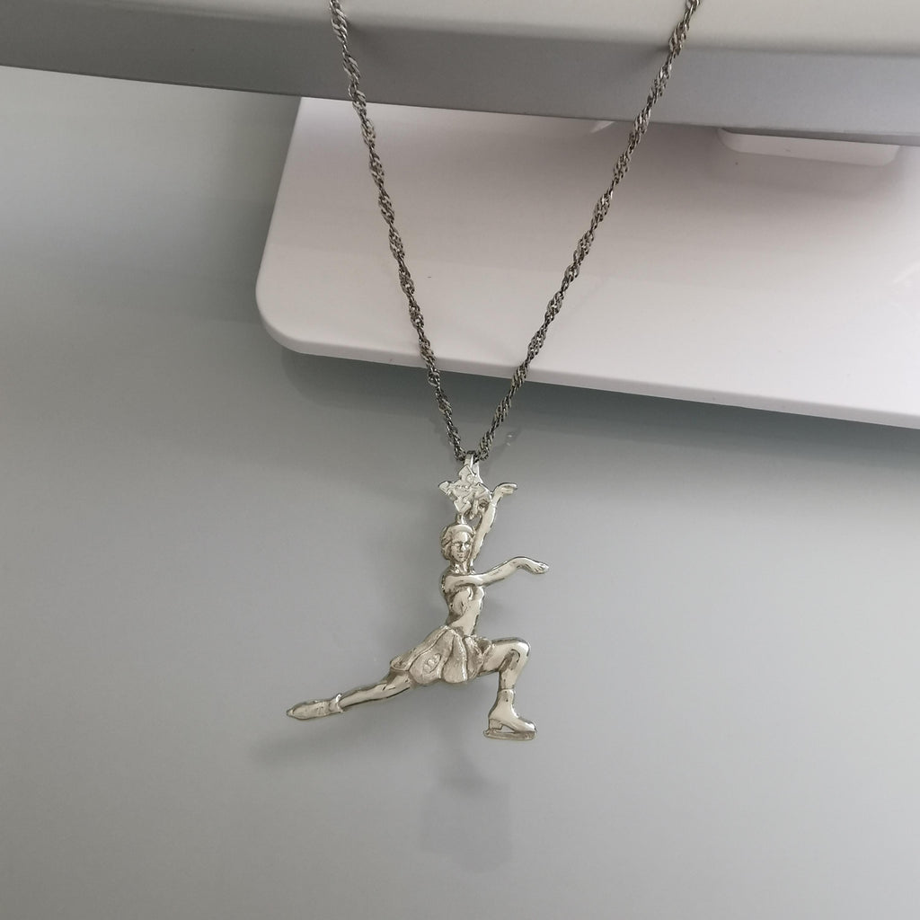 Фигурно пързаляне – Дамски спортен медальон от сребро 925 в класическо сребро – Ръчно изработено спортно бижу – Идеален подарък за жена, фенка на фигурното пързаляне – SSJ