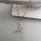 Фигурно пързаляне – Дамски спортен медальон от сребро 925 в класическо сребро – Ръчно изработено спортно бижу – Идеален подарък за жена, фенка на фигурното пързаляне – SSJ