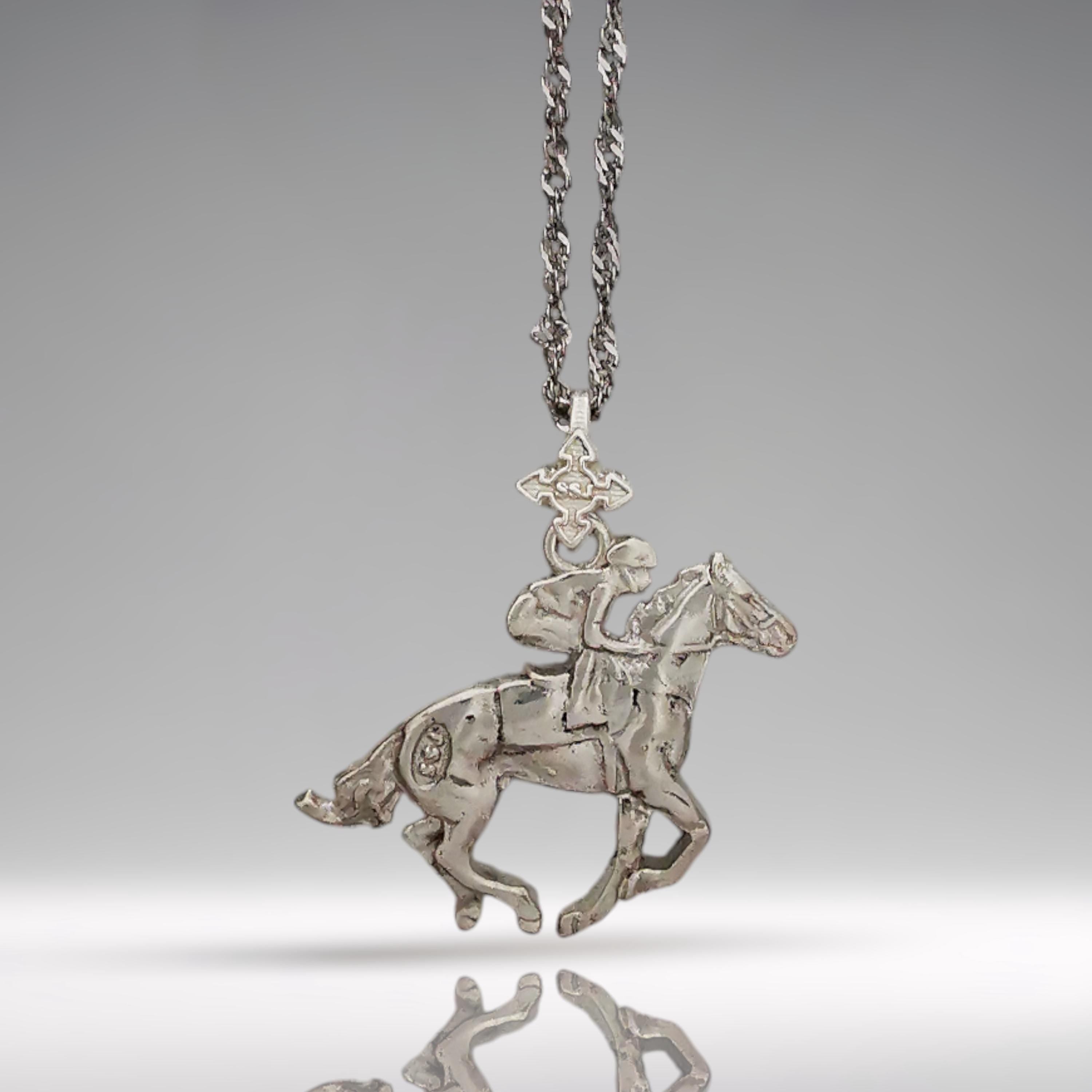 Жокей – Мъжки спортен медальон със състезателен кон – Класическо сребро 925 – Ръчно изработено бижу/талисман конен спорт – Идеален подарък – SSJ