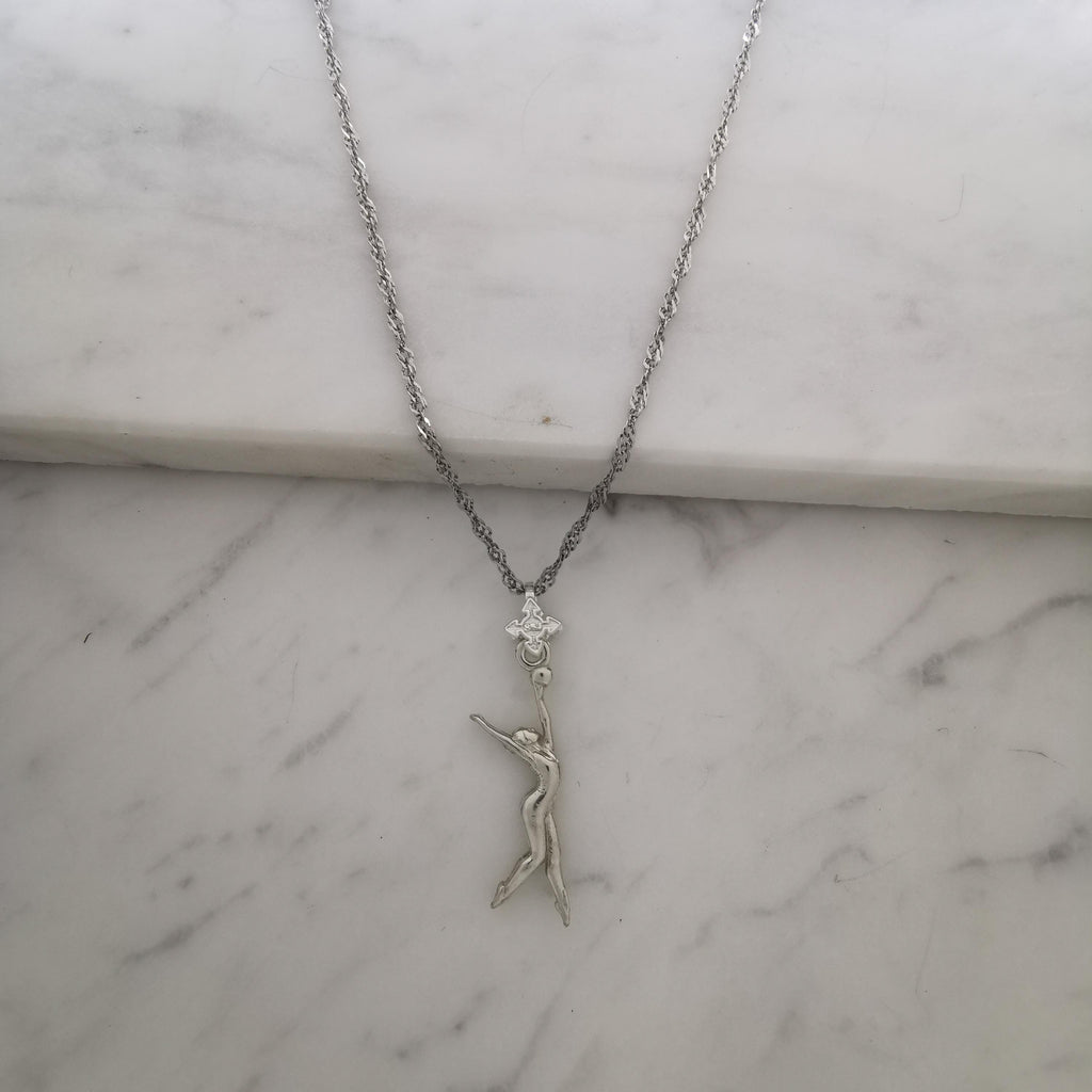 Художествена гимнастика (съчетание с топка) – Дамски спортен медальон от сребро 925 в класическо сребро – Ръчно изработено спортно бижу – Идеален подарък за жена, фенка на художествената гимнастика – SSJ